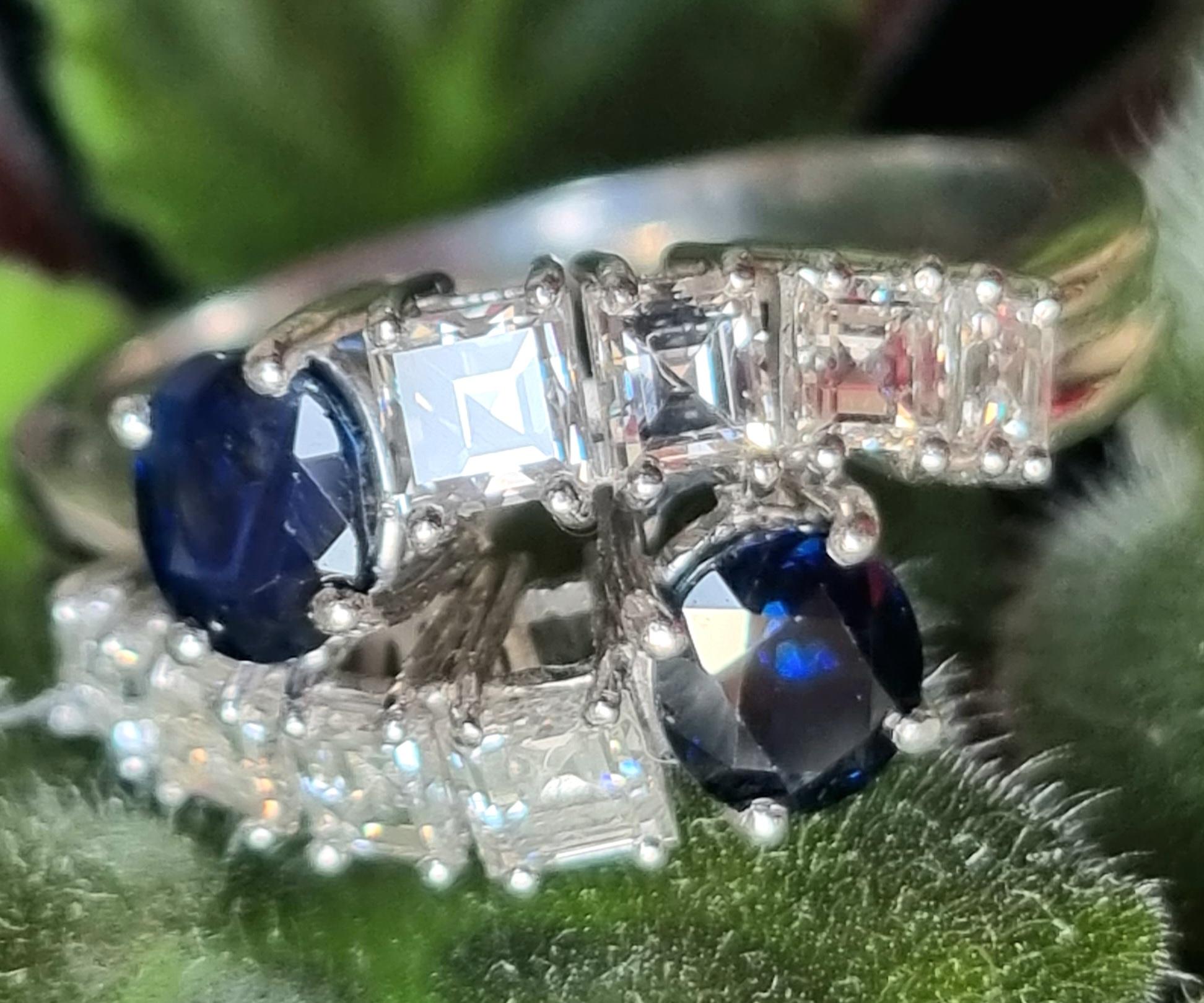 Contemporary Vintage Blue Sapphire and Carre Diamond Toi et Moi Crossover Ring, 18K Gold For Sale