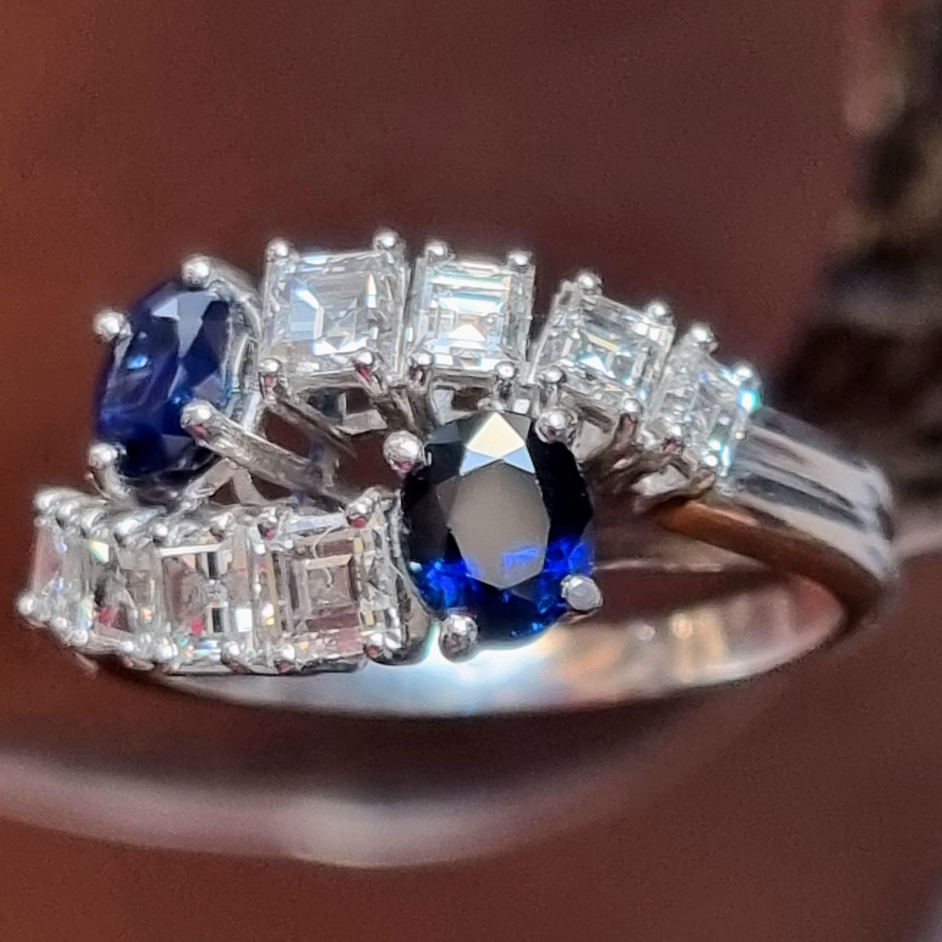 Vintage Blue Sapphire and Carre Diamond Toi et Moi Crossover Ring, 18K Gold In Good Condition For Sale In OVIEDO, AS