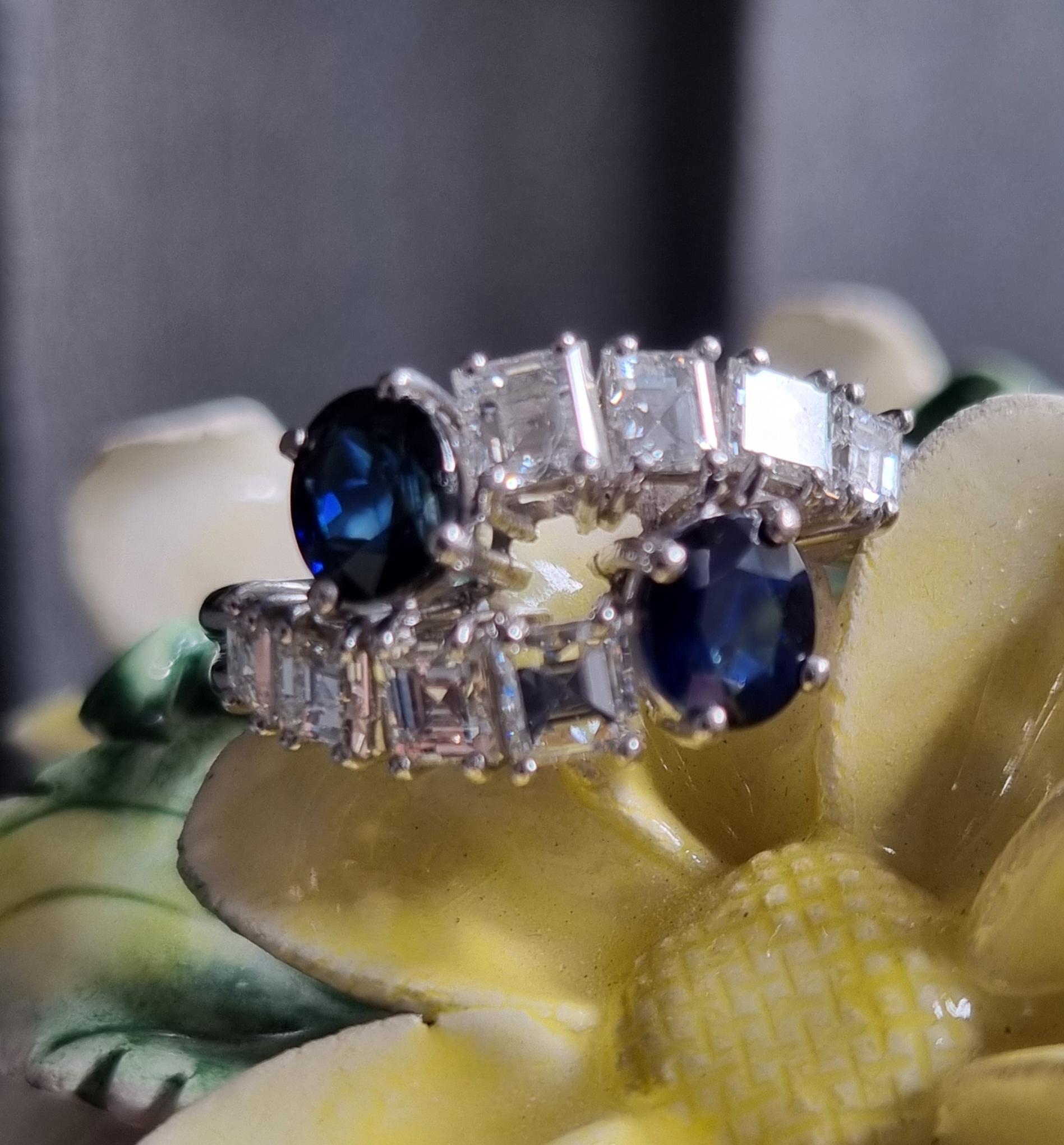 Vintage Blue Sapphire and Carre Diamond Toi et Moi Crossover Ring, 18K Gold For Sale 2