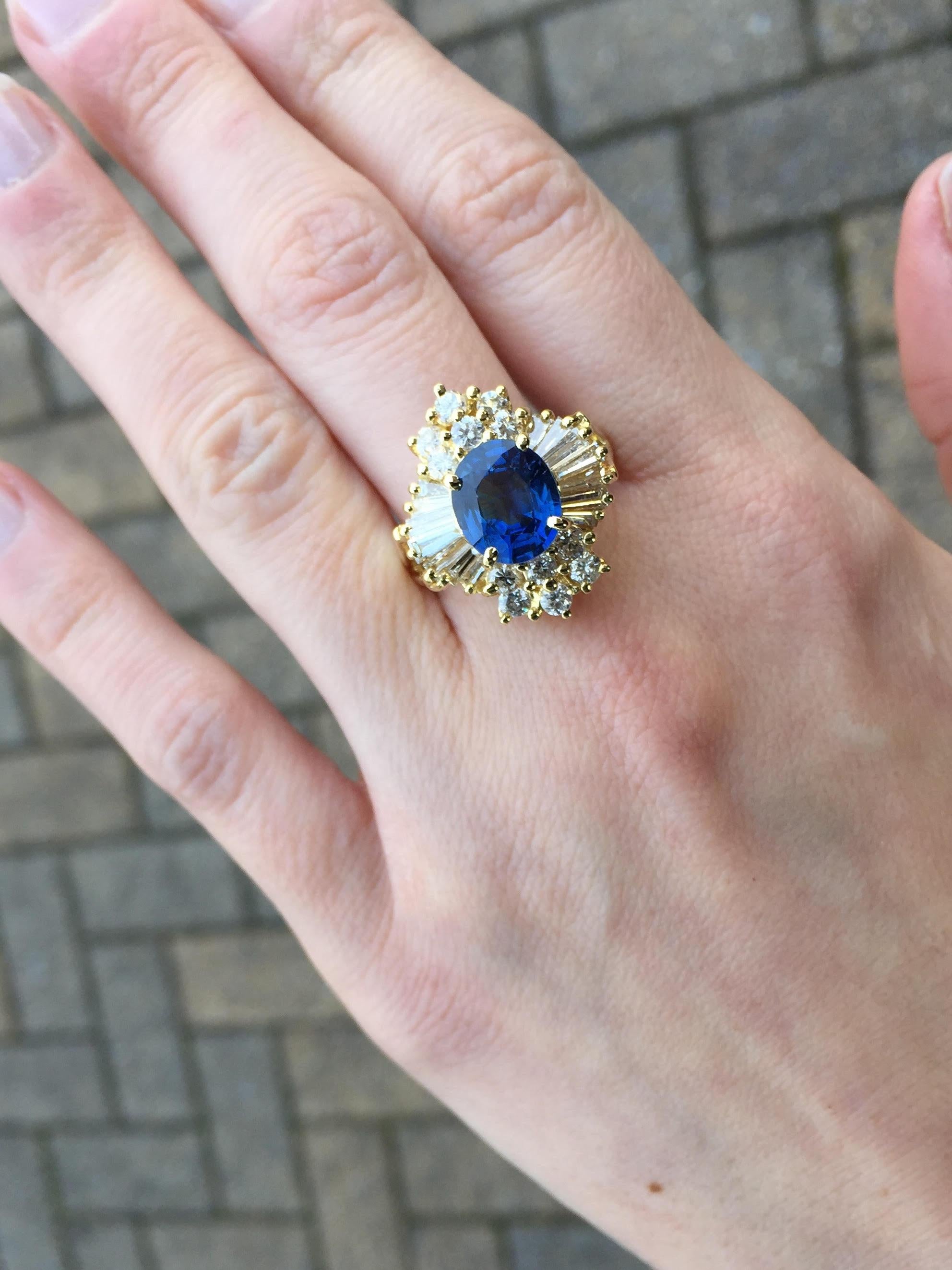 Vintage Blue Sapphire and Diamond 18 Karat Cocktail Ring For Sale 3