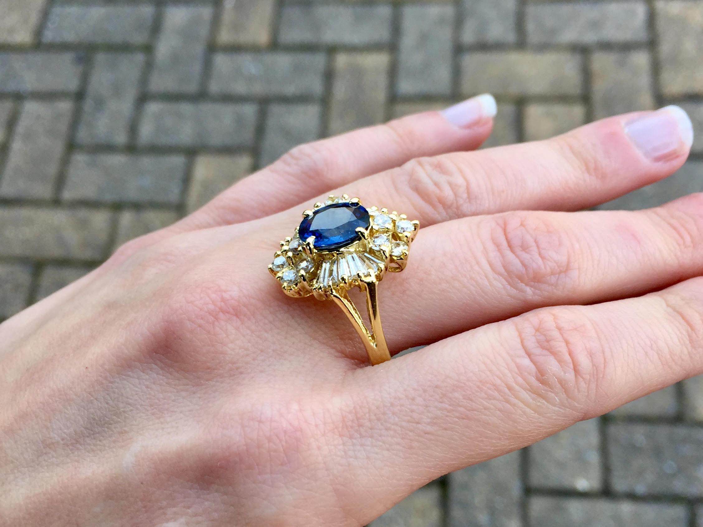 Vintage Blue Sapphire and Diamond 18 Karat Cocktail Ring For Sale 4