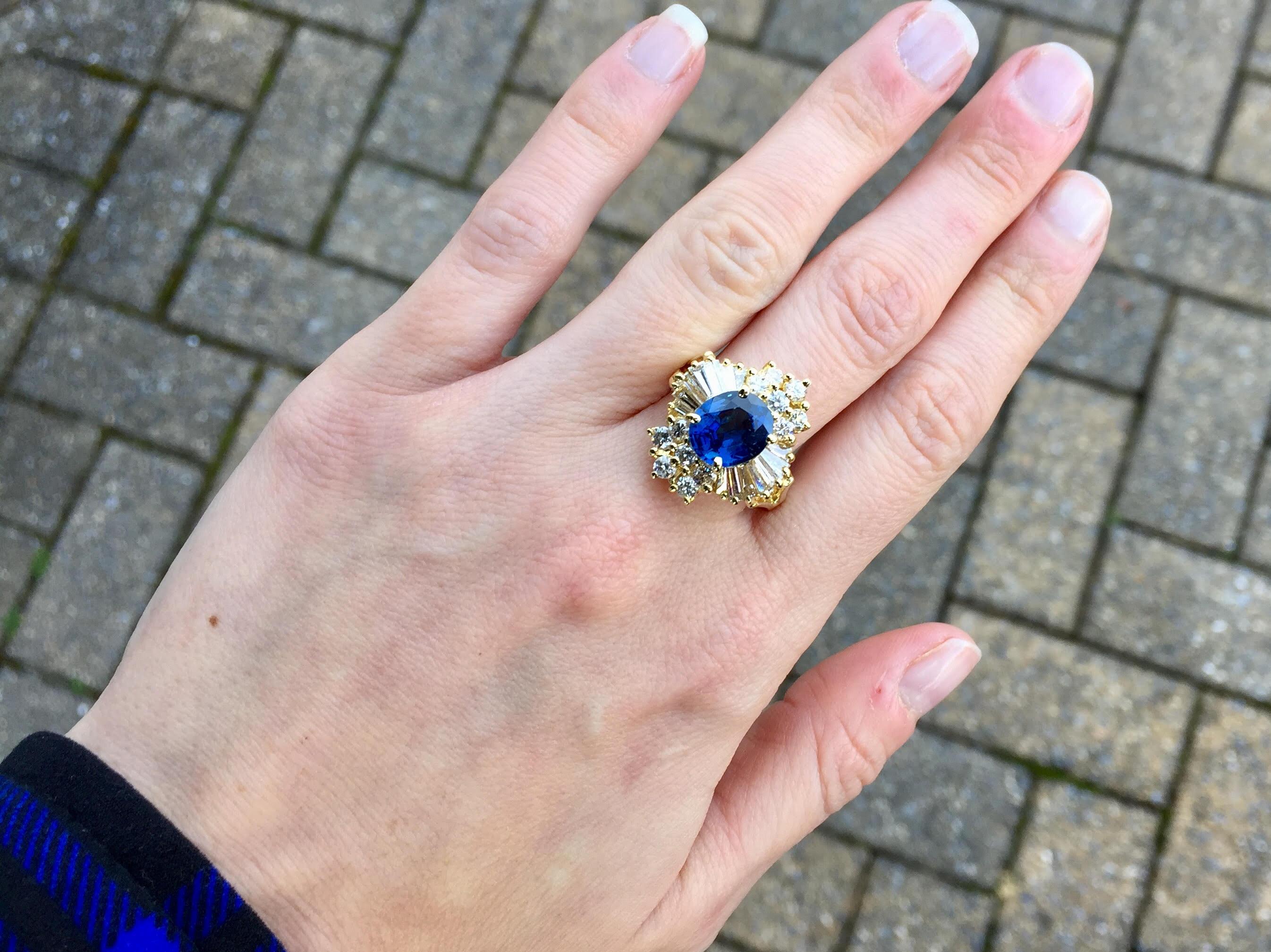 Vintage Blue Sapphire and Diamond 18 Karat Cocktail Ring For Sale 2