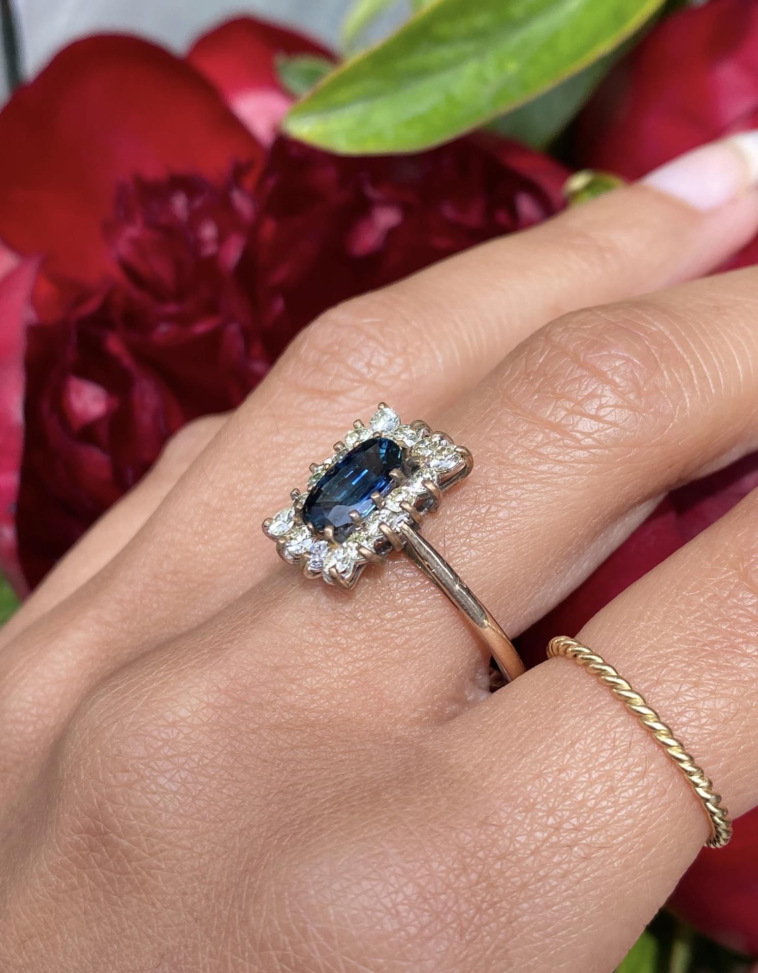 Vintage Blue Sapphire and Diamond Cluster Ring in 18 Carat Yellow & White Gold In Good Condition For Sale In London, GB