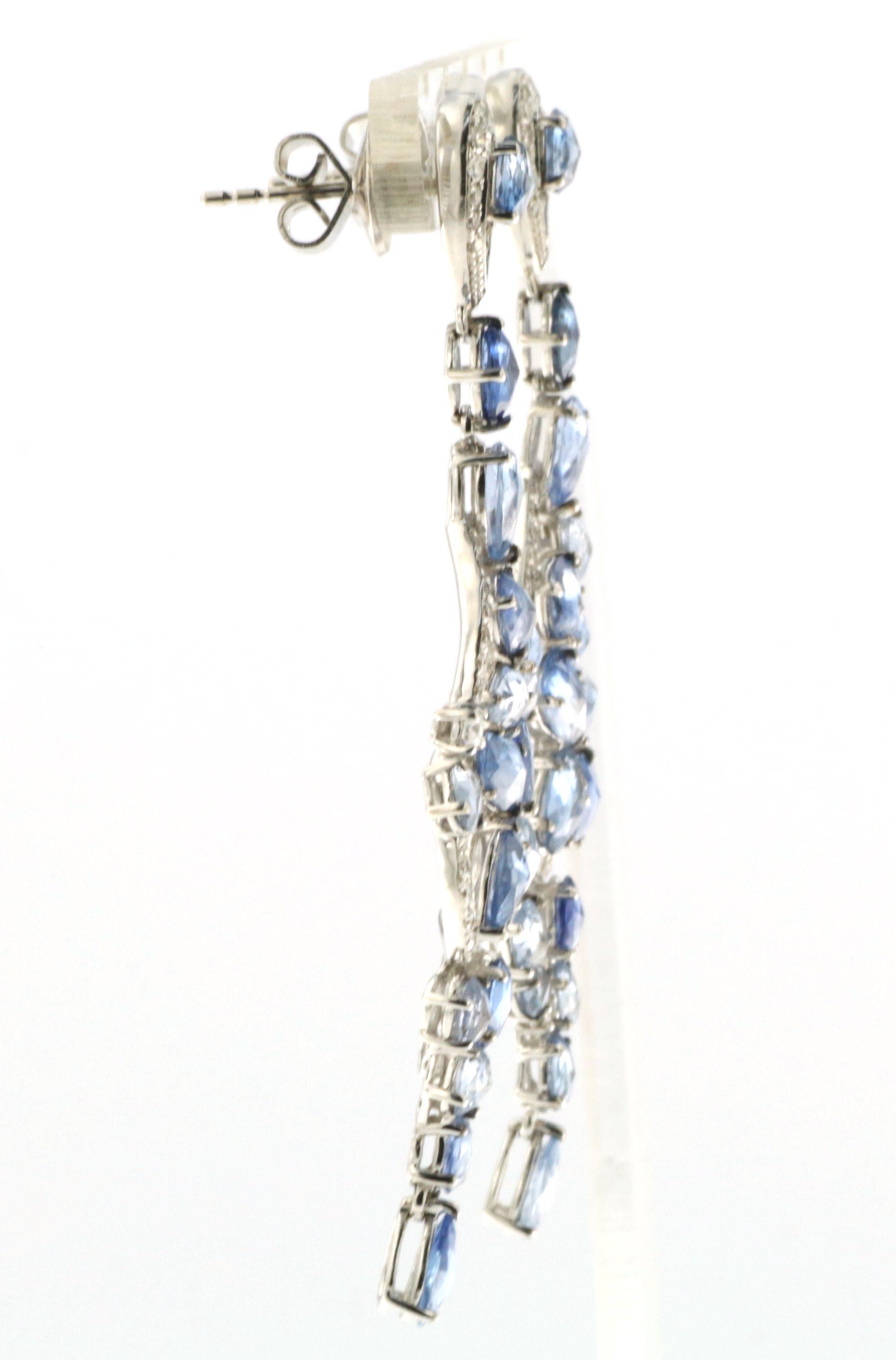 Unsere blauen Saphir- und Diamant-Ohrringe im Vintage-Stil sind ein atemberaubendes und einzigartiges Schmuckstück, das in jeder Umgebung einen Blickfang darstellt. Diese Ohrringe bestehen aus zwei atemberaubenden blauen Saphiren im Rosenschliff von