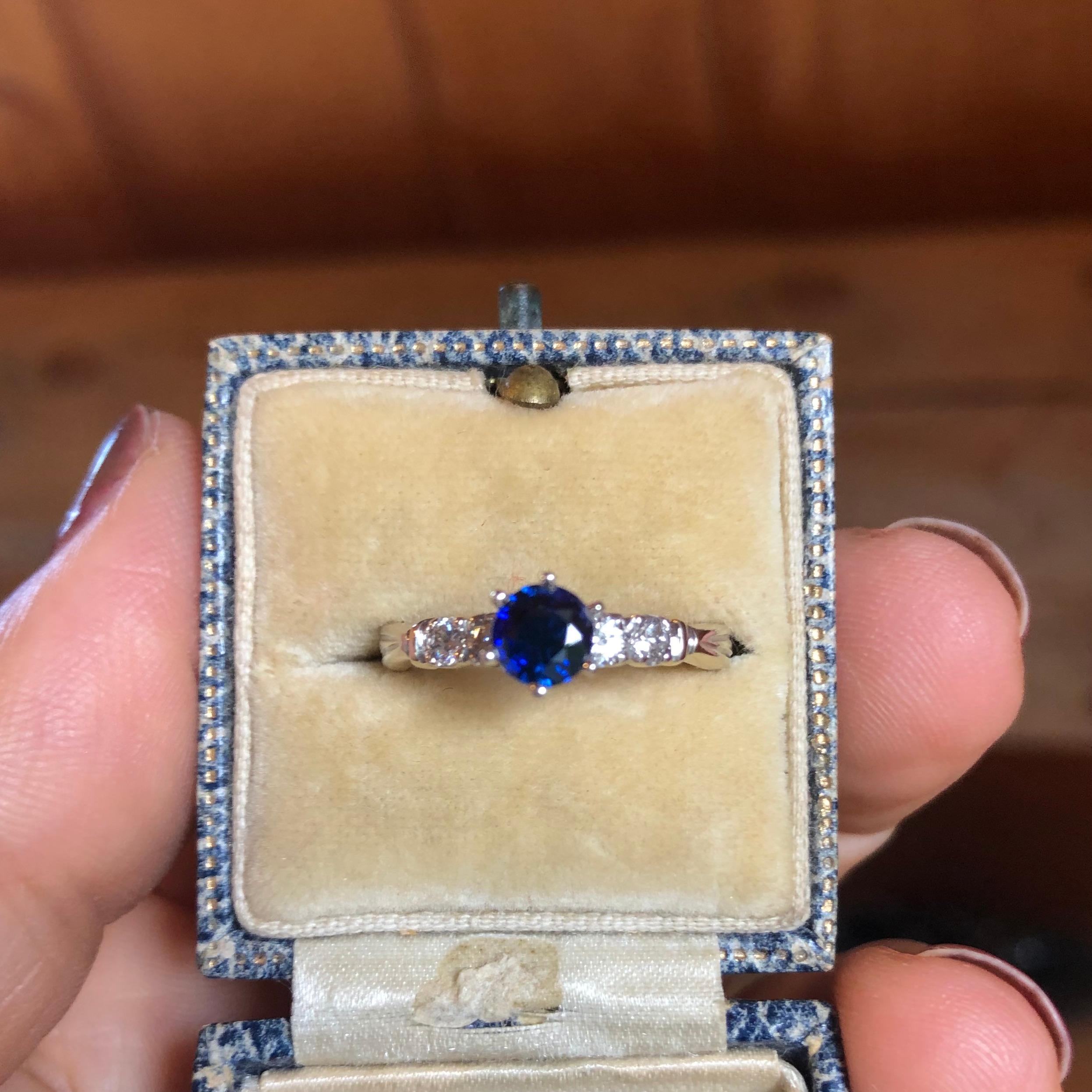 Bague de fiançailles vintage en or avec saphir bleu et diamants en vente 5