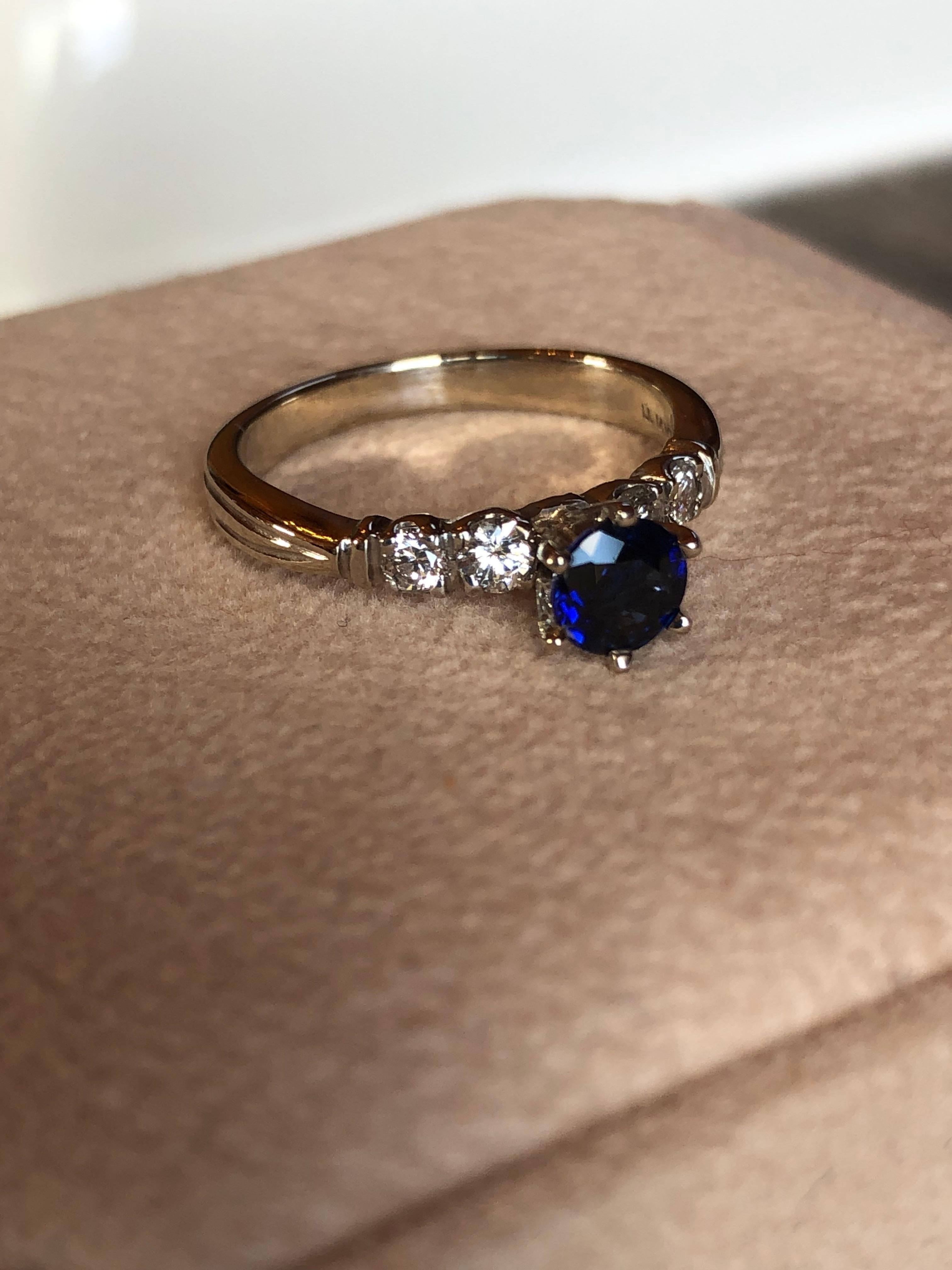 Bague de fiançailles vintage en or avec saphir bleu et diamants en vente 11