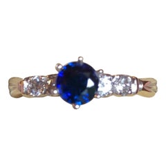 Verlobungsring aus Gold mit blauem Saphir und Diamant