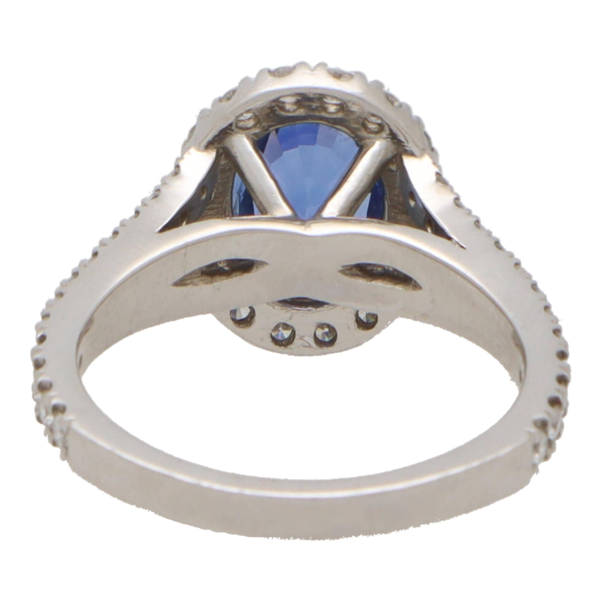 Vintage Blue Sapphire and Diamond Oval Halo Cluster Ring In Excellent Condition For Sale In London, GB