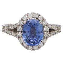 Bague vintage halo ovale en saphir bleu et diamants
