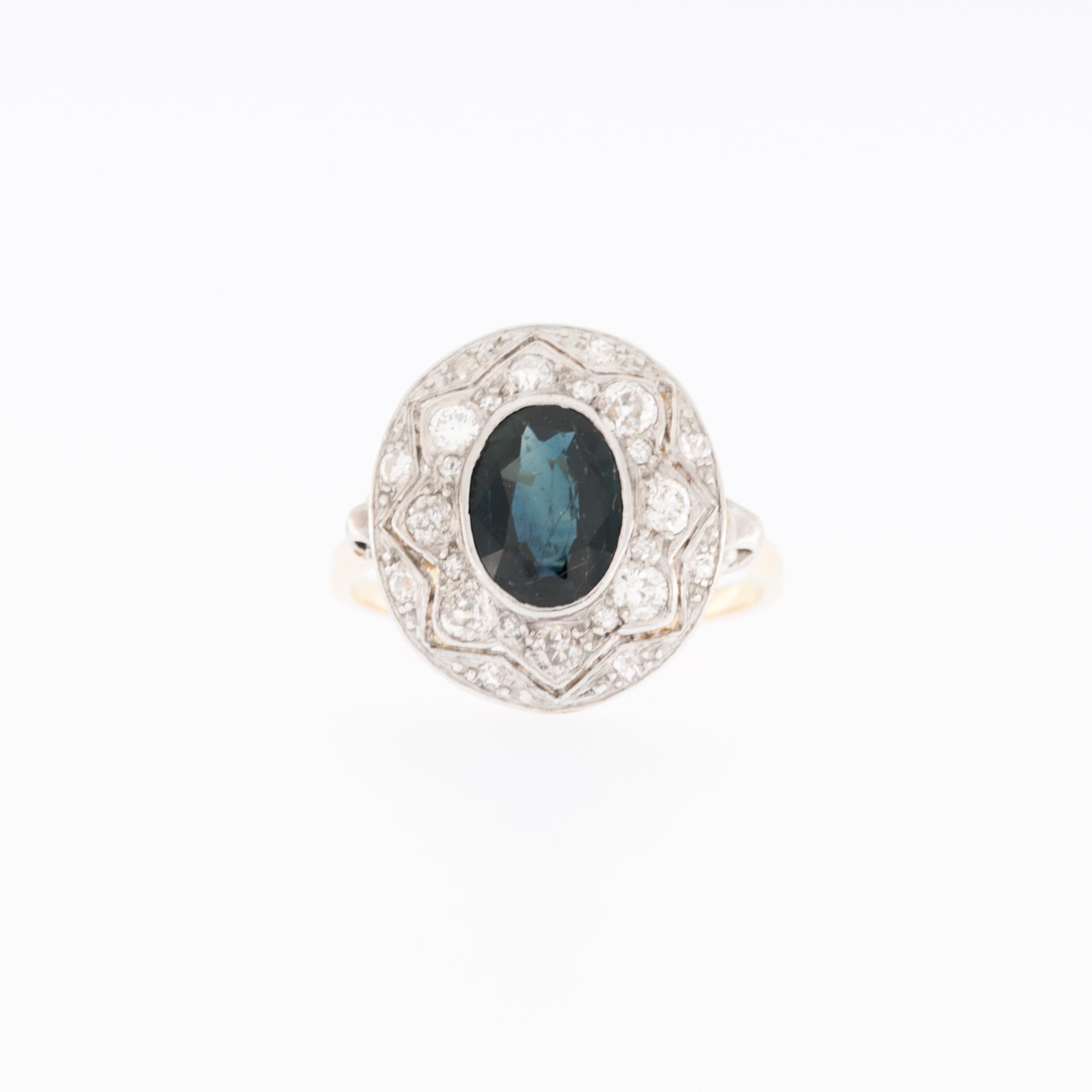 Vintage Ring mit blauem Saphir und Diamanten aus 18 Karat Gelb- und Weißgold (Gemischter Schliff) im Angebot