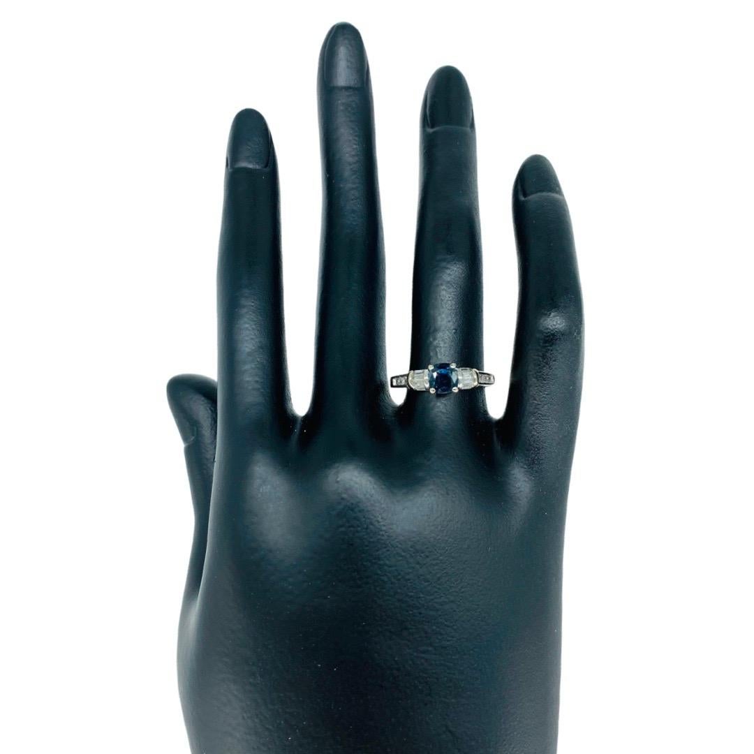 Bague vintage en or blanc 14 carats avec saphirs bleus et diamants Excellent état - En vente à Miami, FL