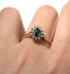 Vintage-Bluesaphir-Diamant-Halo-Blumen-Cluster-Ring aus 18-karätigem Gold, Größe 5 / 6,75