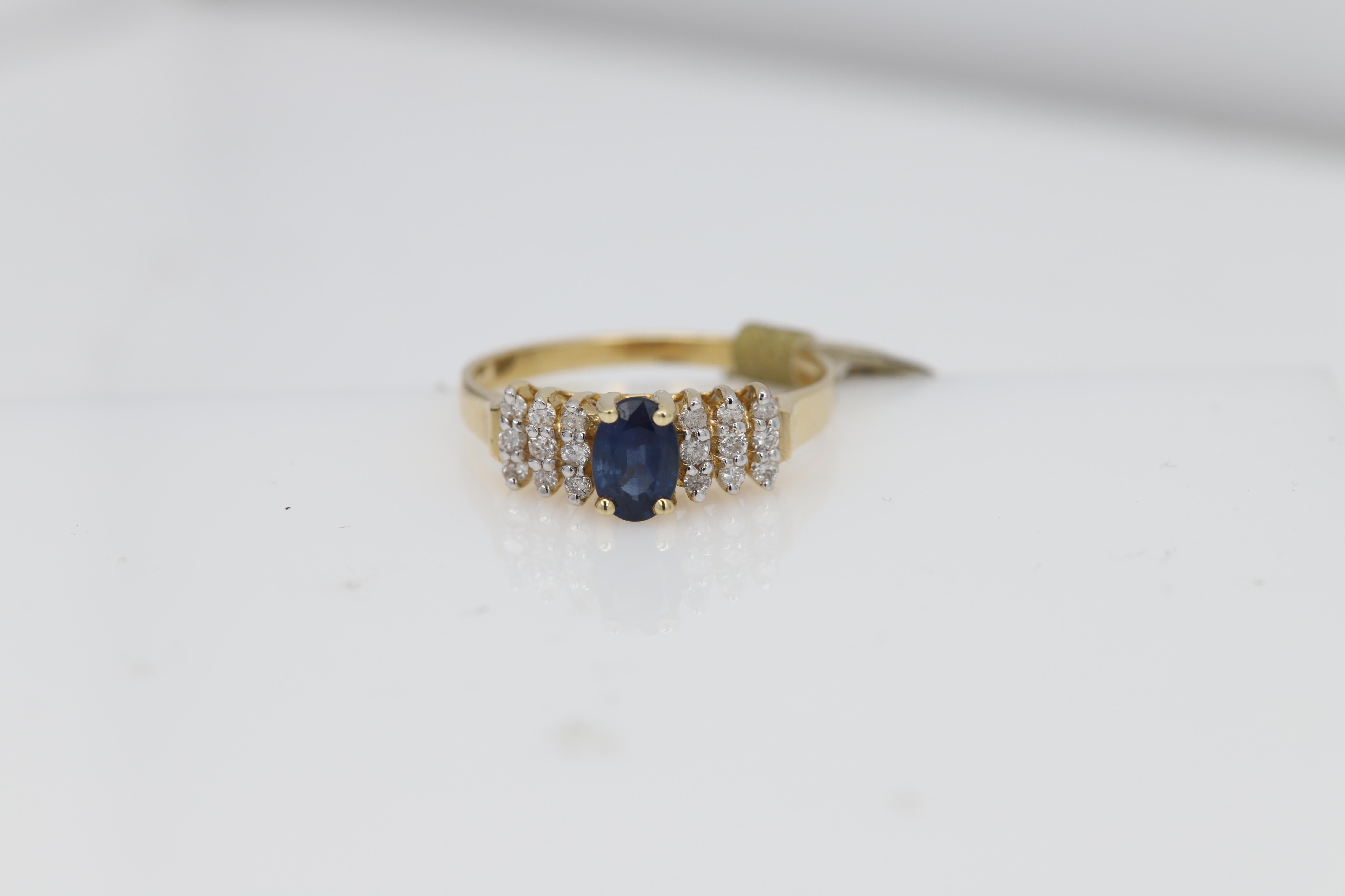 Anillo vintage de diamantes y zafiros circa años 50
Diseño de pasos únicos
Piedra central ovalada Zafiro azul 6 x 4 mm
Los diamantes son de aproximadamente 0,20 quilates GH-SI
Todas las piedras son naturales 
Dedo talla 7
Oro amarillo de 14k aprox.