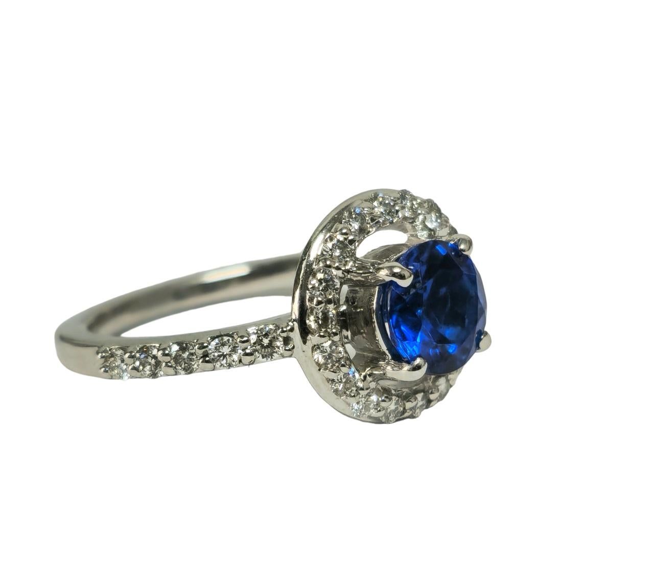 Brilliant Cut Vintage, Blue Sapphire & Diamond Ring For Womens For Sale