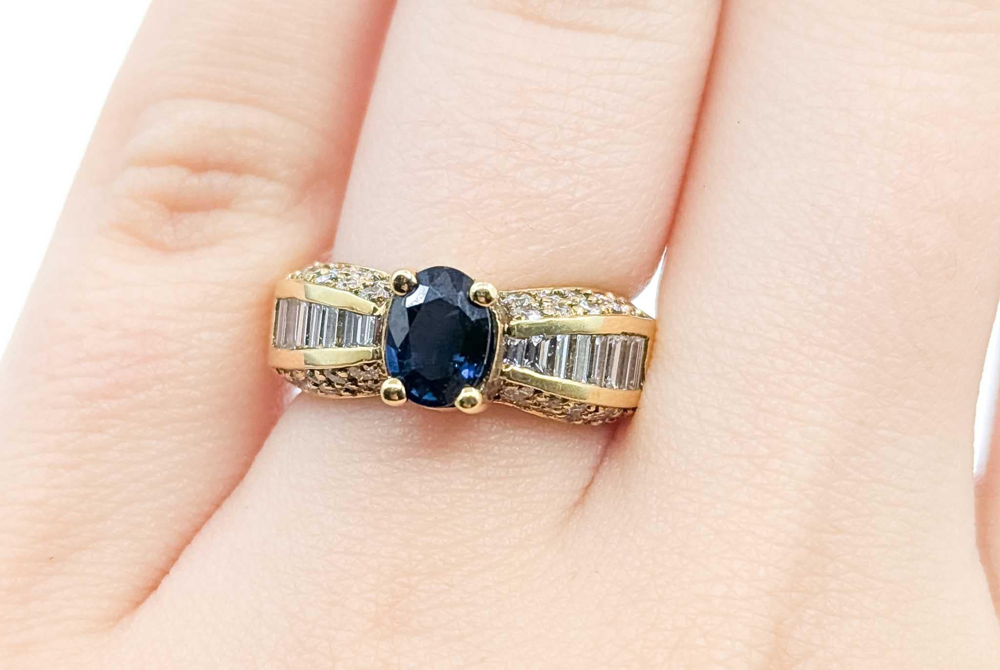 Contemporaneo Anello vintage con zaffiro blu e diamanti in oro giallo 18 carati in vendita