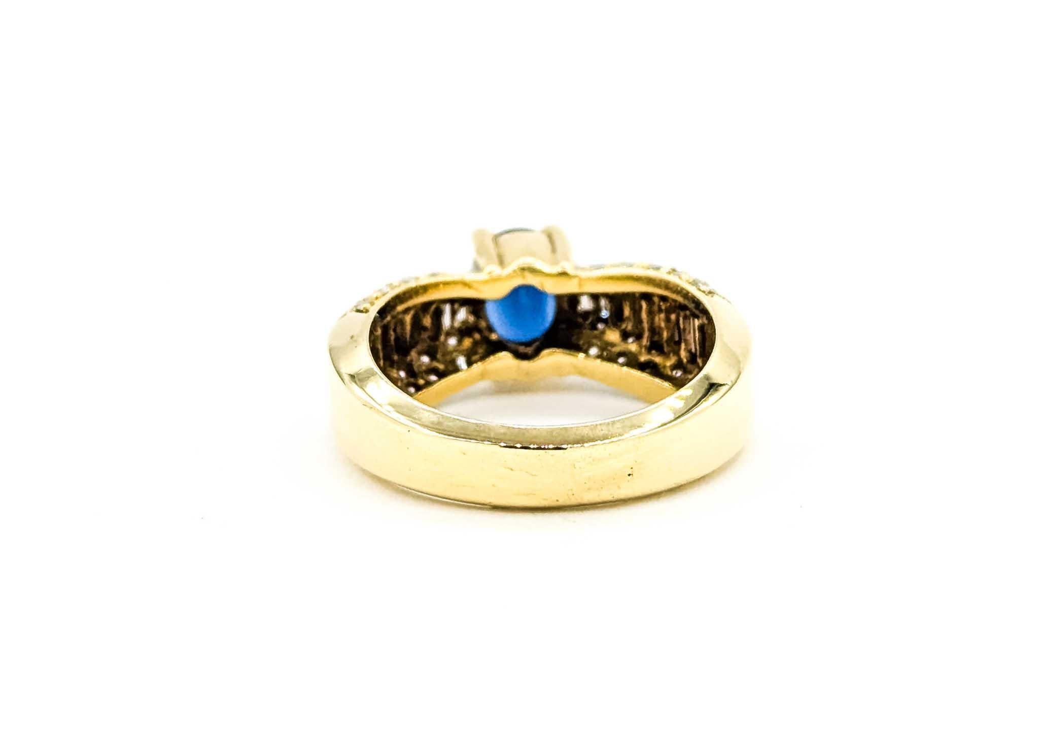 Anello vintage con zaffiro blu e diamanti in oro giallo 18 carati in vendita 1