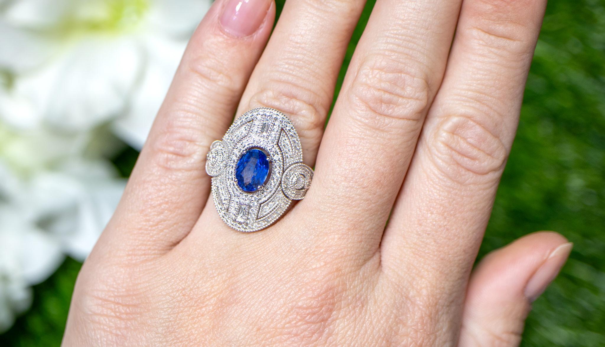 Art Deco Vintage Blue Sapphire Ring Diamond Setting 2.18 Carats 18K Gold For Sale