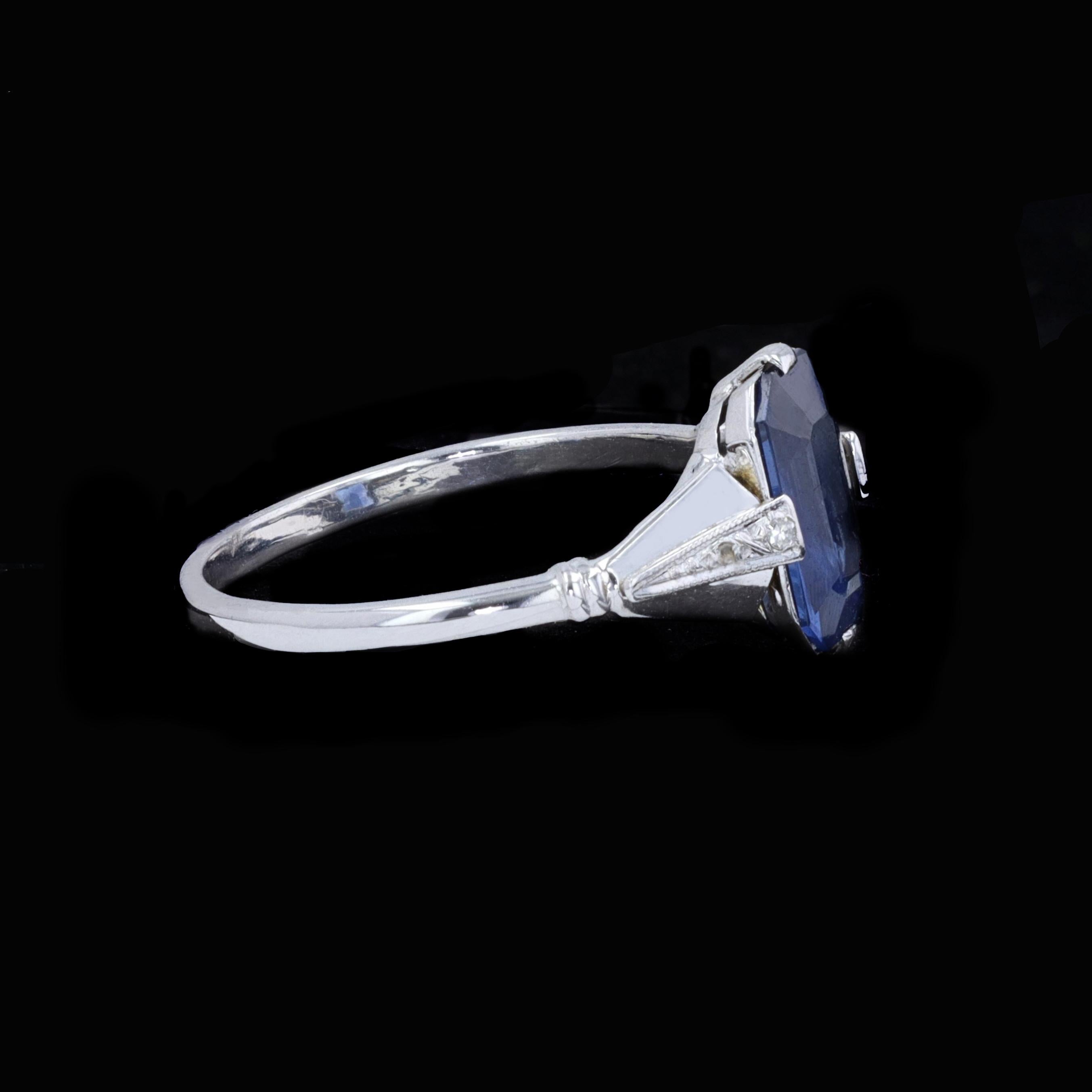 Art nouveau Bague vintage en saphir bleu avec accents de diamants en vente