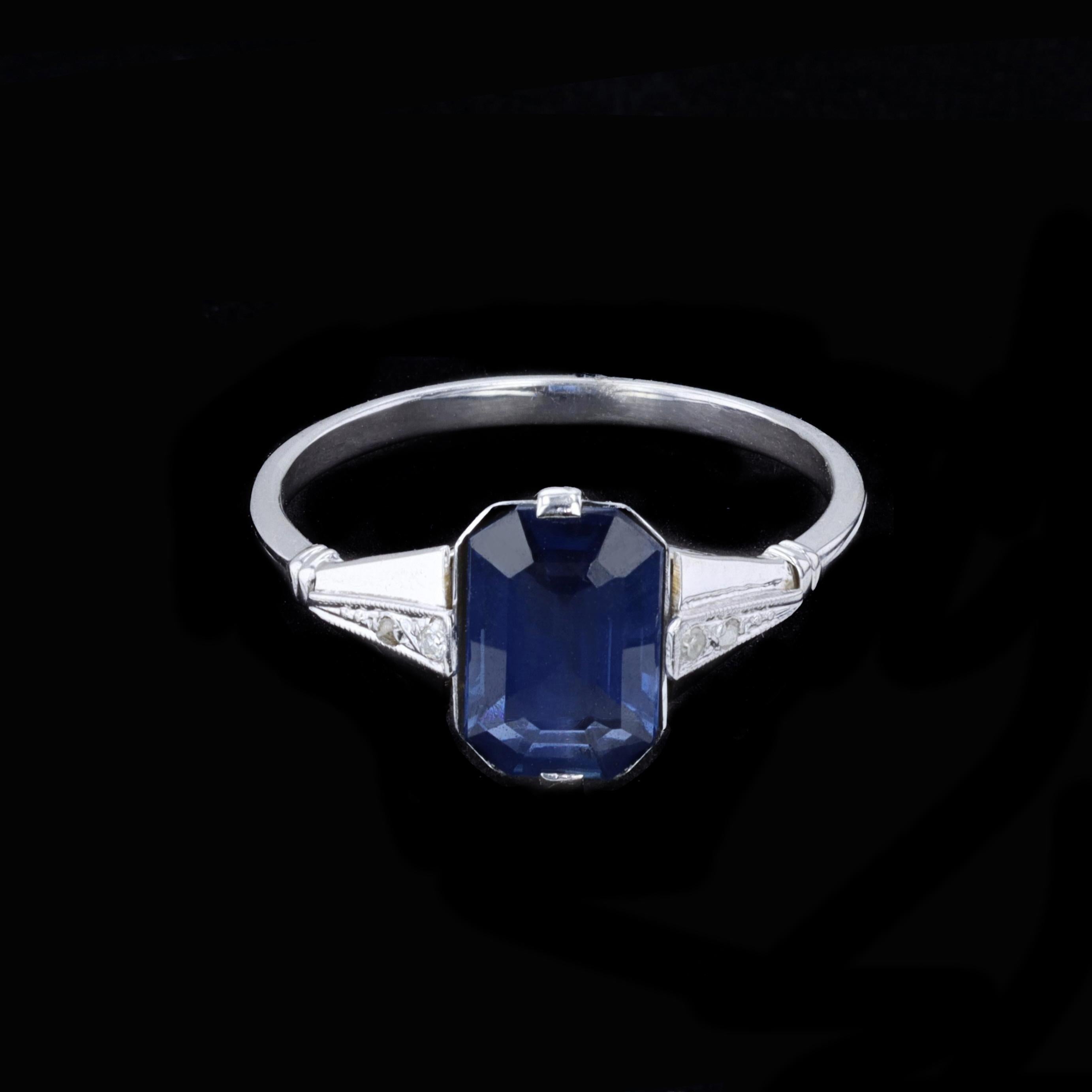 Bague vintage en saphir bleu avec accents de diamants Excellent état - En vente à NEW ORLEANS, LA