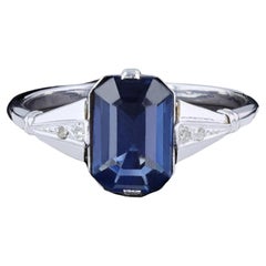 Vintage-Ring mit blauem Saphir und Diamant-Akzenten