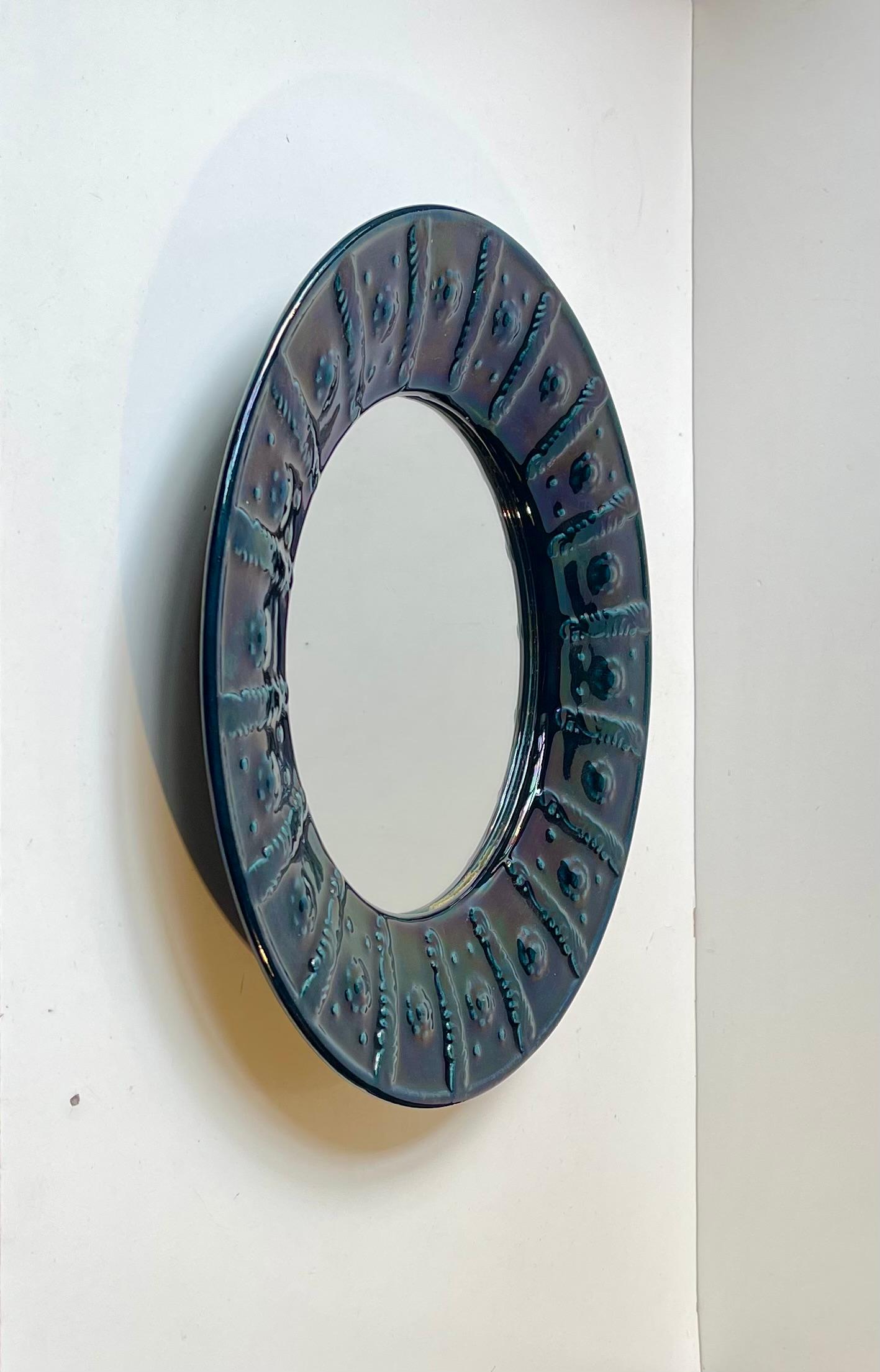 Scandinave moderne Vieux miroir mural circulaire scandinave bleu en céramique émaillée en vente