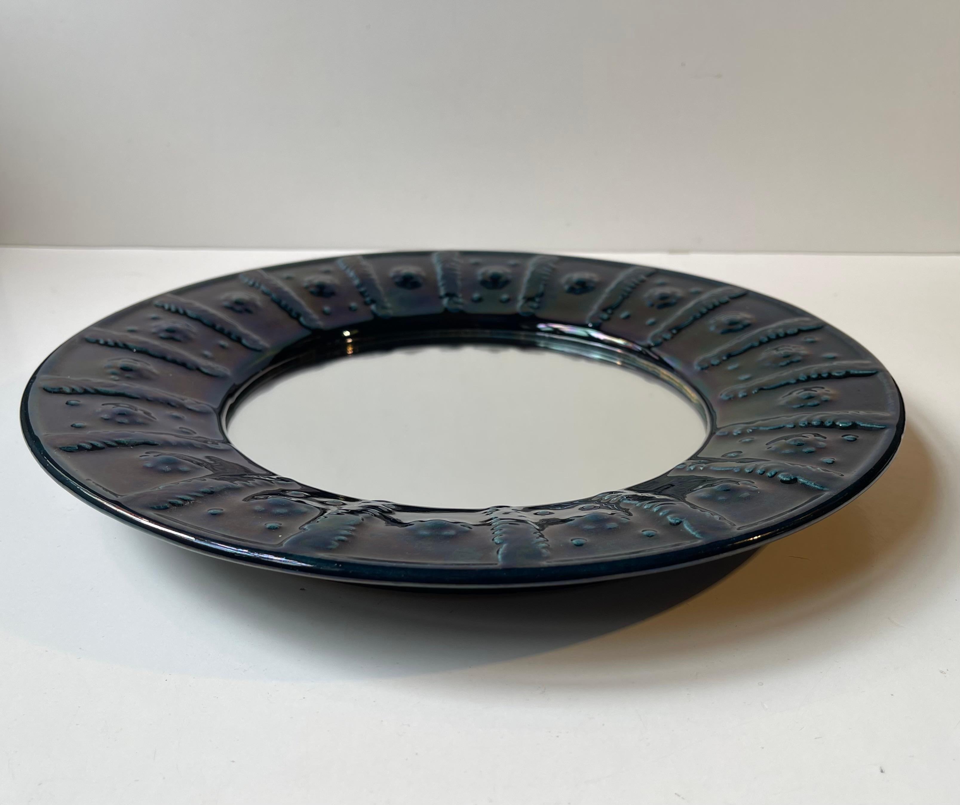 Scandinave Vieux miroir mural circulaire scandinave bleu en céramique émaillée en vente