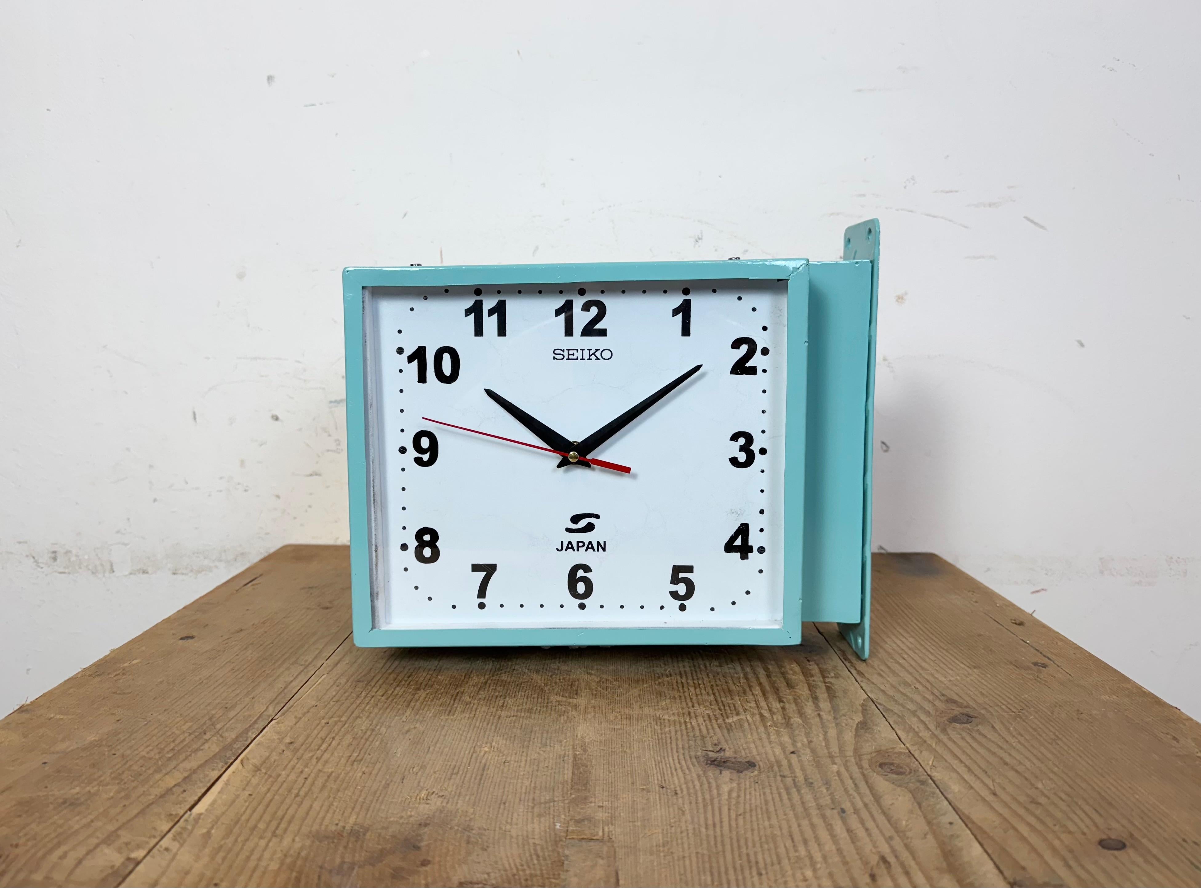 Horloge murale maritime rectangulaire Vintage Industrial fabriquée par SEIKO au Japon dans les années 1970. Ces horloges étaient utilisées sur les grands pétroliers et les cargos. Il est doté d'une lumière  corps en métal bleu, cadrans en métal et