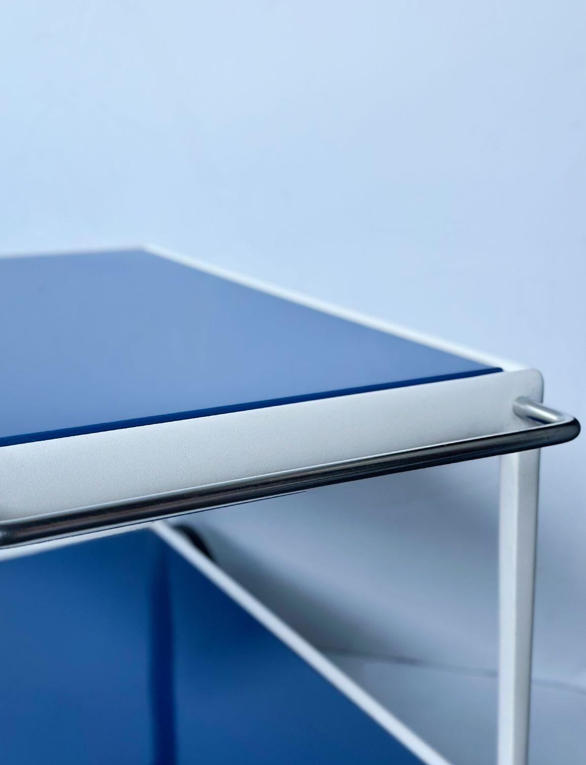Chariot de service d'extérieur vintage avec des étages en émail bleu riche dans un cadre en métal blanc. Conçu par Richard Schultz en 1966 pour Knoll.
Richard Schultz a créé la Collectional 1966 à la demande de Florence Knoll après son départ à la