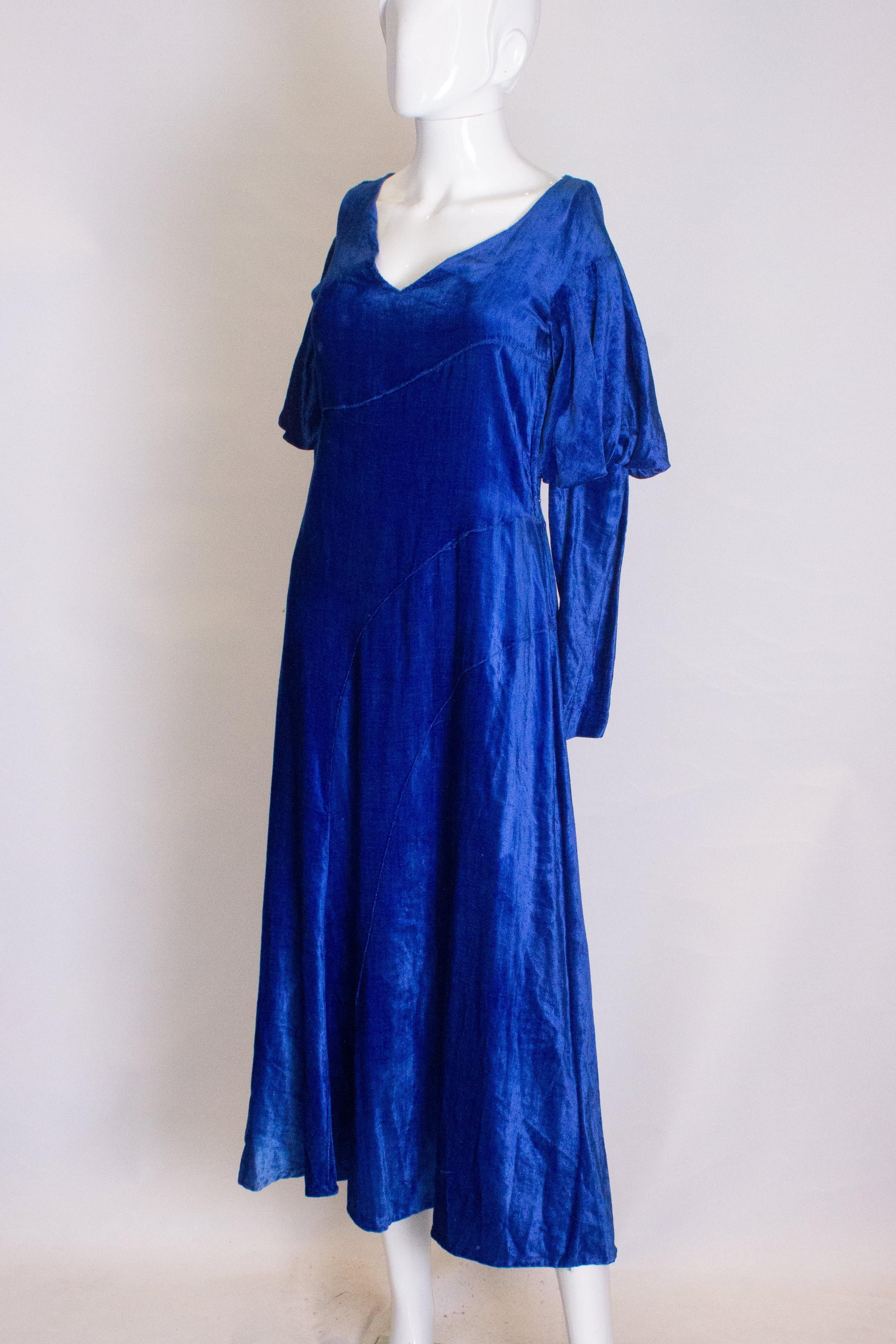 Bleu Robe vintage en velours de soie bleue en vente