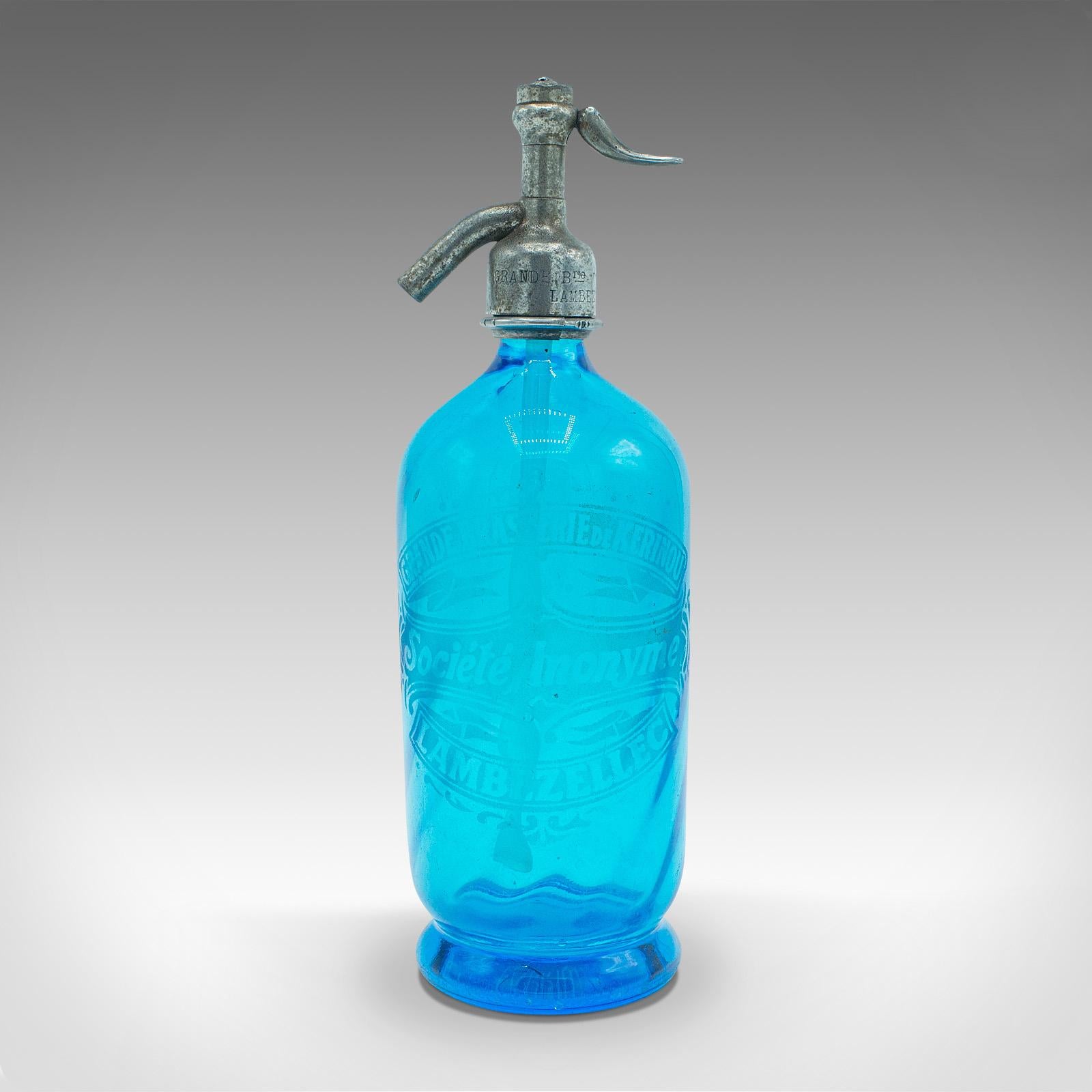 Dies ist ein alter blauer Siphon. Eine französische, dekorative Bistroflasche aus Glas aus dem frühen 20. Jahrhundert, um 1930.

Auffälliger Glas-Siphon mit reizvollem kontinentalem Charme
Zeigt eine wünschenswerte gealterte Patina