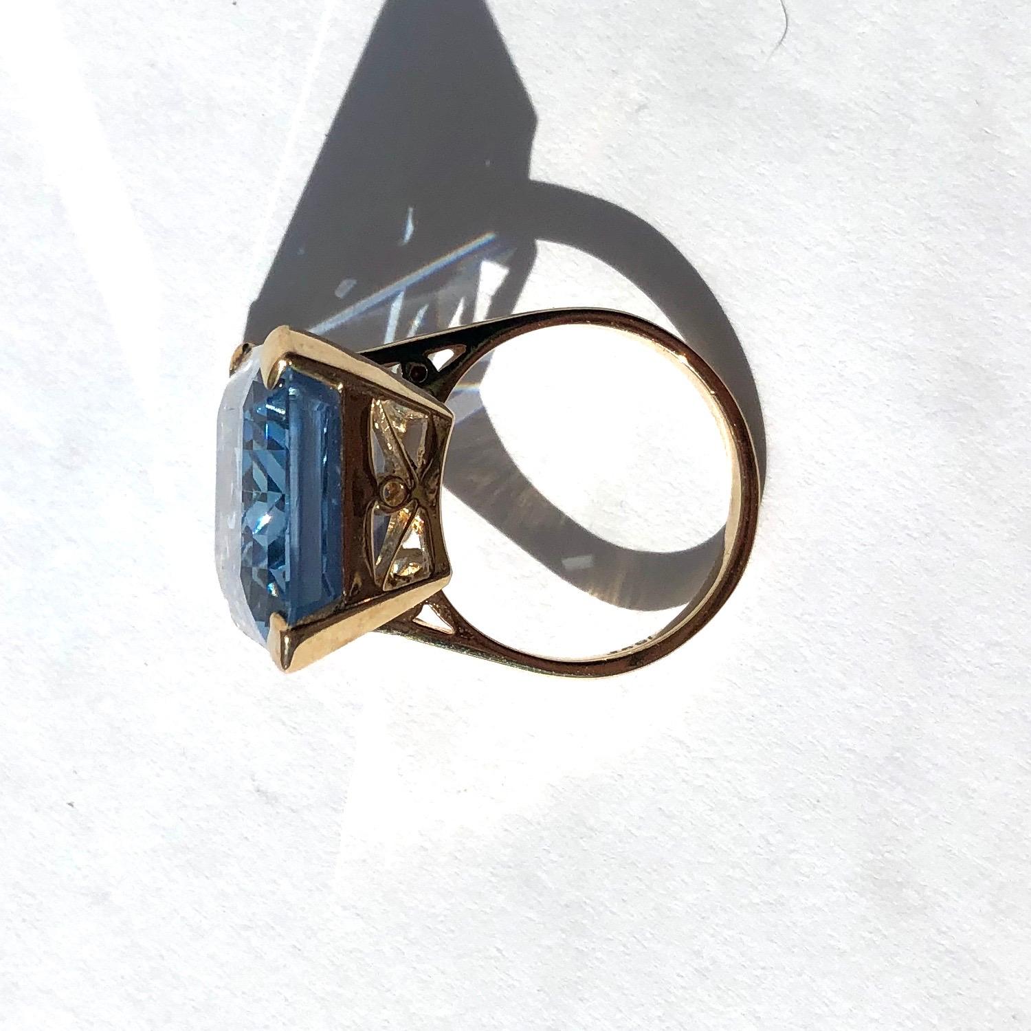 Vintage Blue Spinel and 18 Carat Gold Cocktail Ring In Excellent Condition In Chipping Campden, GB