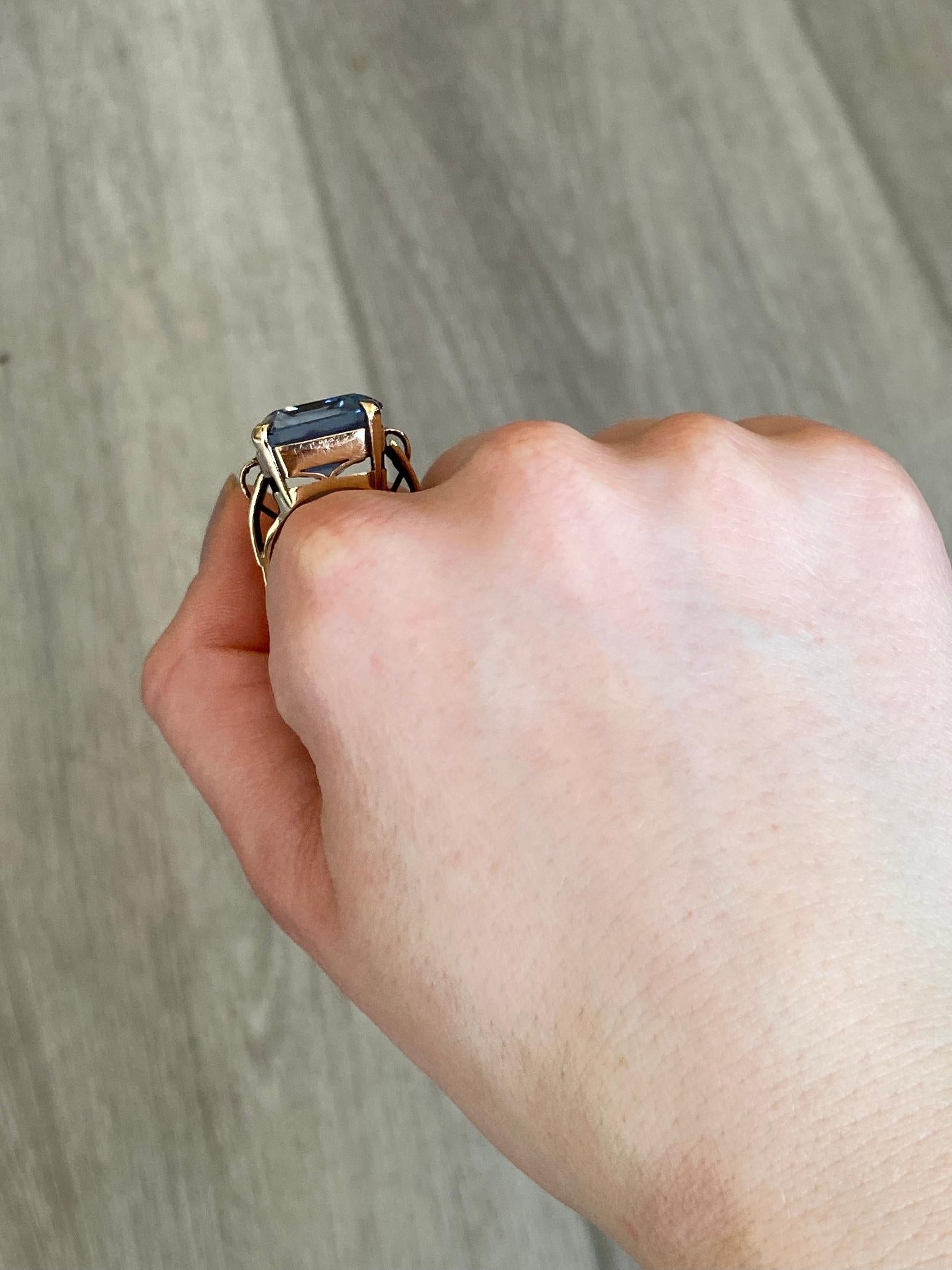 Vintage Blue Spinel and 9 Carat Gold Cocktail Ring In Good Condition In Chipping Campden, GB