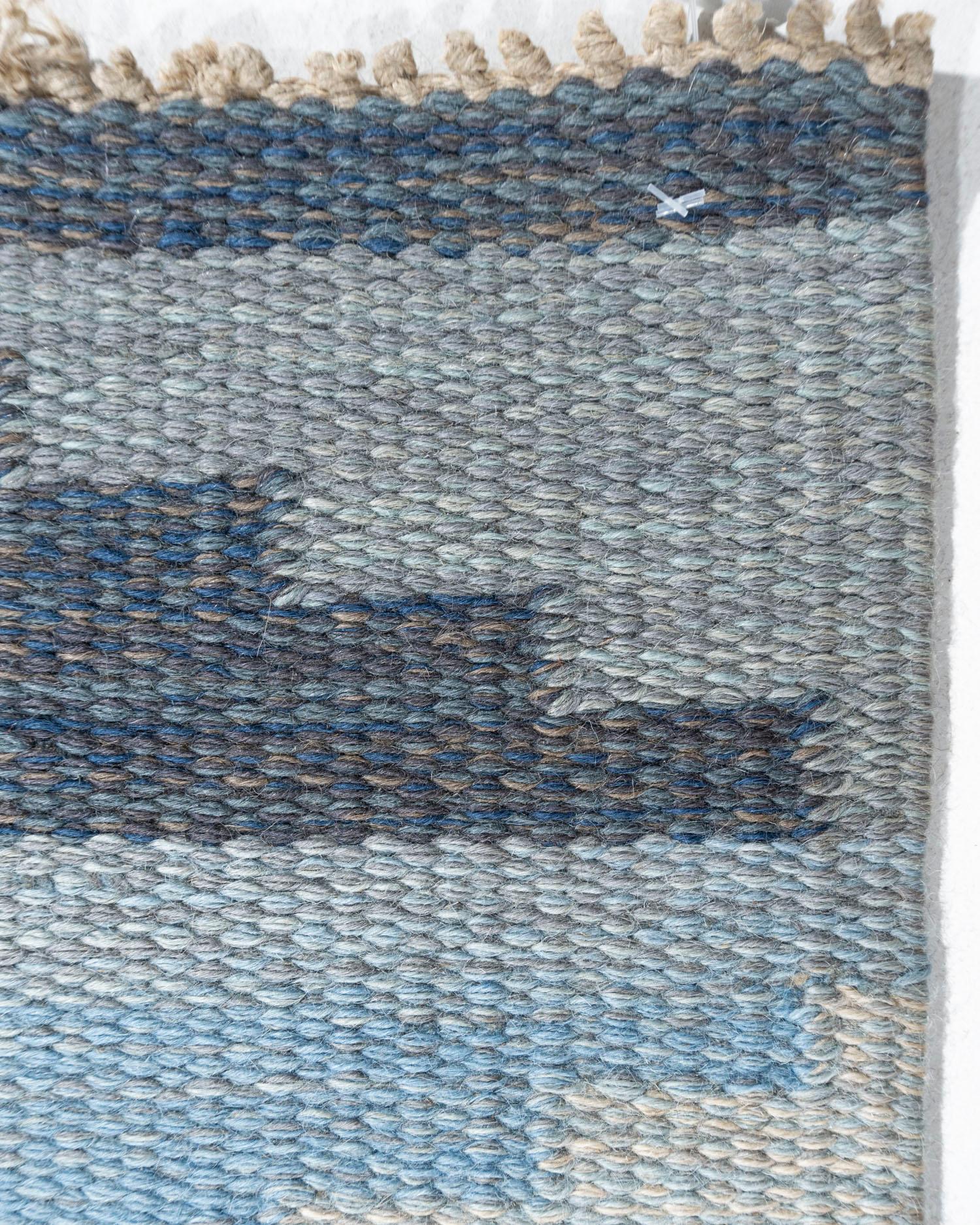 4'6 X 6'10. Un delizioso tappeto scandinavo annodato a mano della metà del secolo scorso, intorno al 1960, con meravigliosi colori intrecciati nel disegno. Colori: sfumature di azzurro chiaro/blu ardesia/grigio-blu.