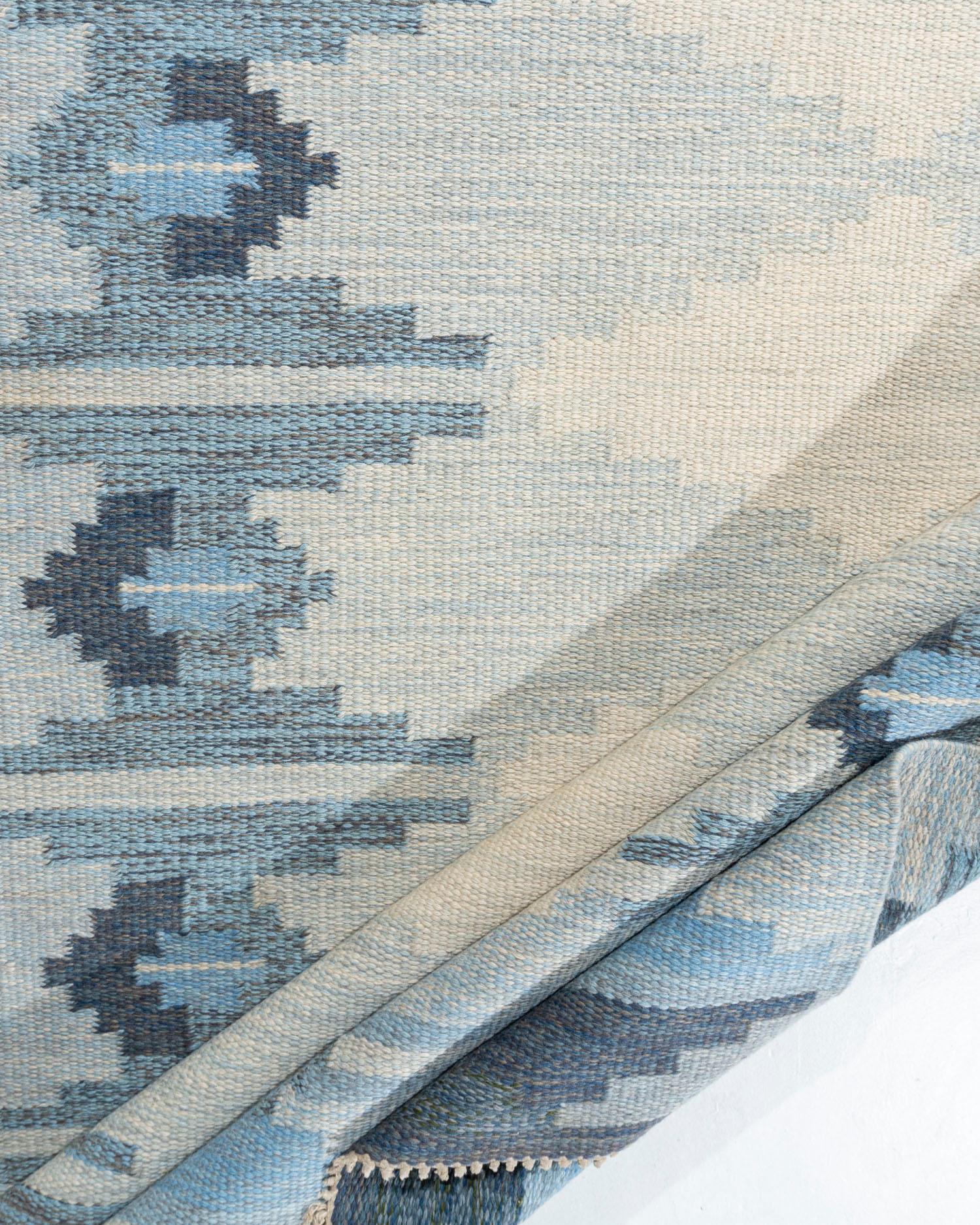 XX secolo Tappeto scandinavo svedese blu vintage  4'6 x 6'10 in vendita