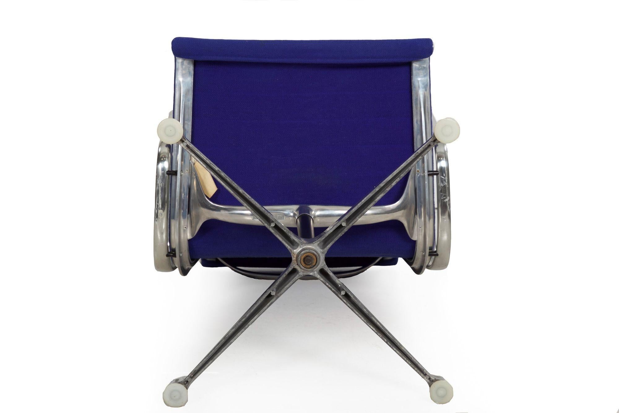 Chaise de bureau pivotante bleue vintage Charles & Ray Eames pour Herman Miller en vente 3