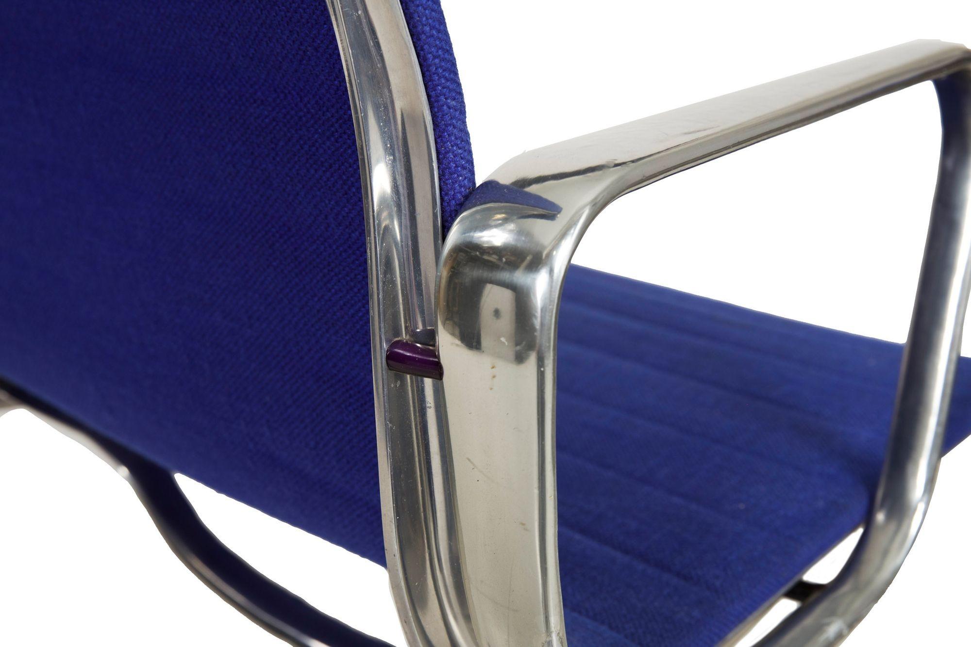 Chaise de bureau pivotante bleue vintage Charles & Ray Eames pour Herman Miller en vente 6