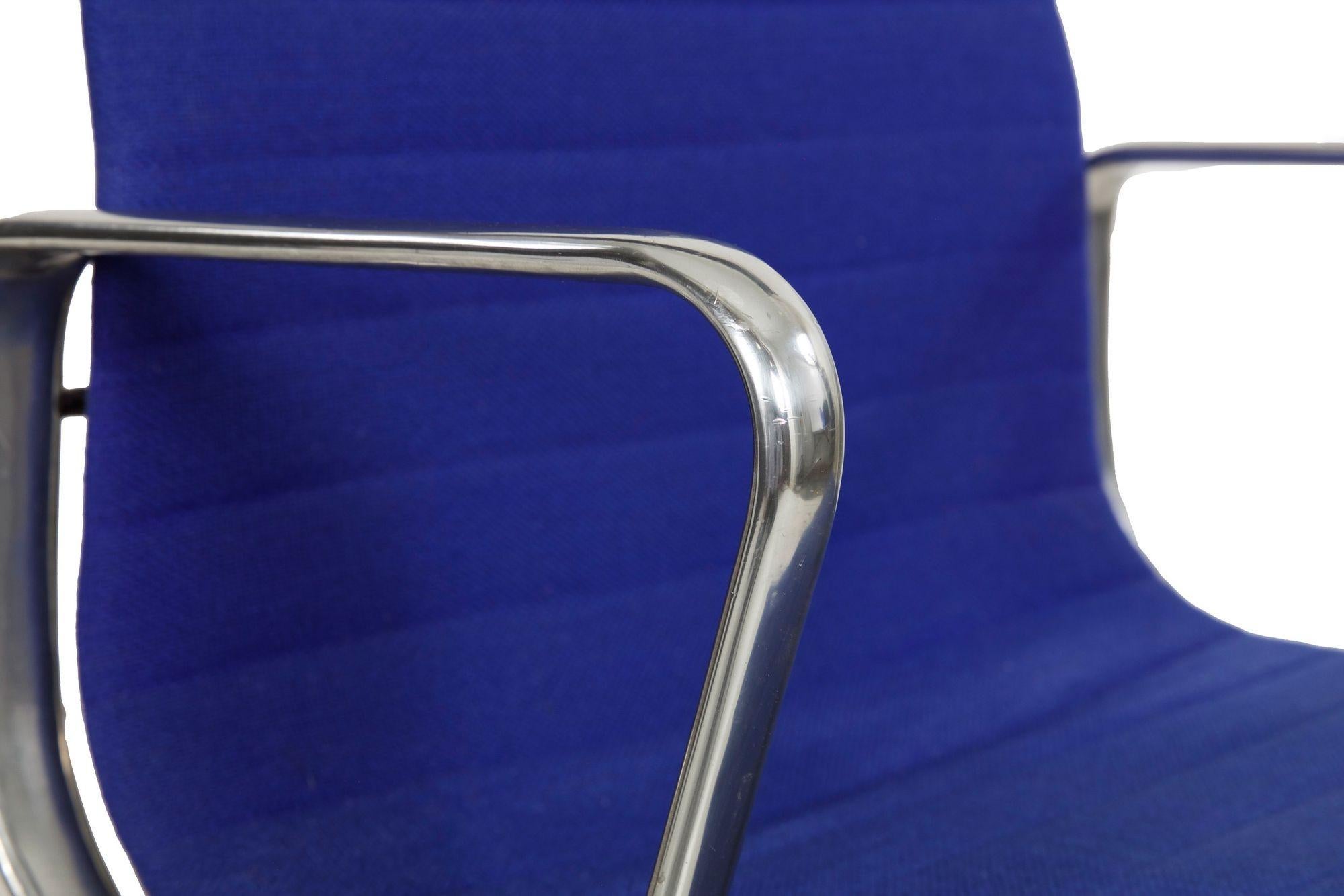 Chaise de bureau pivotante bleue vintage Charles & Ray Eames pour Herman Miller en vente 7