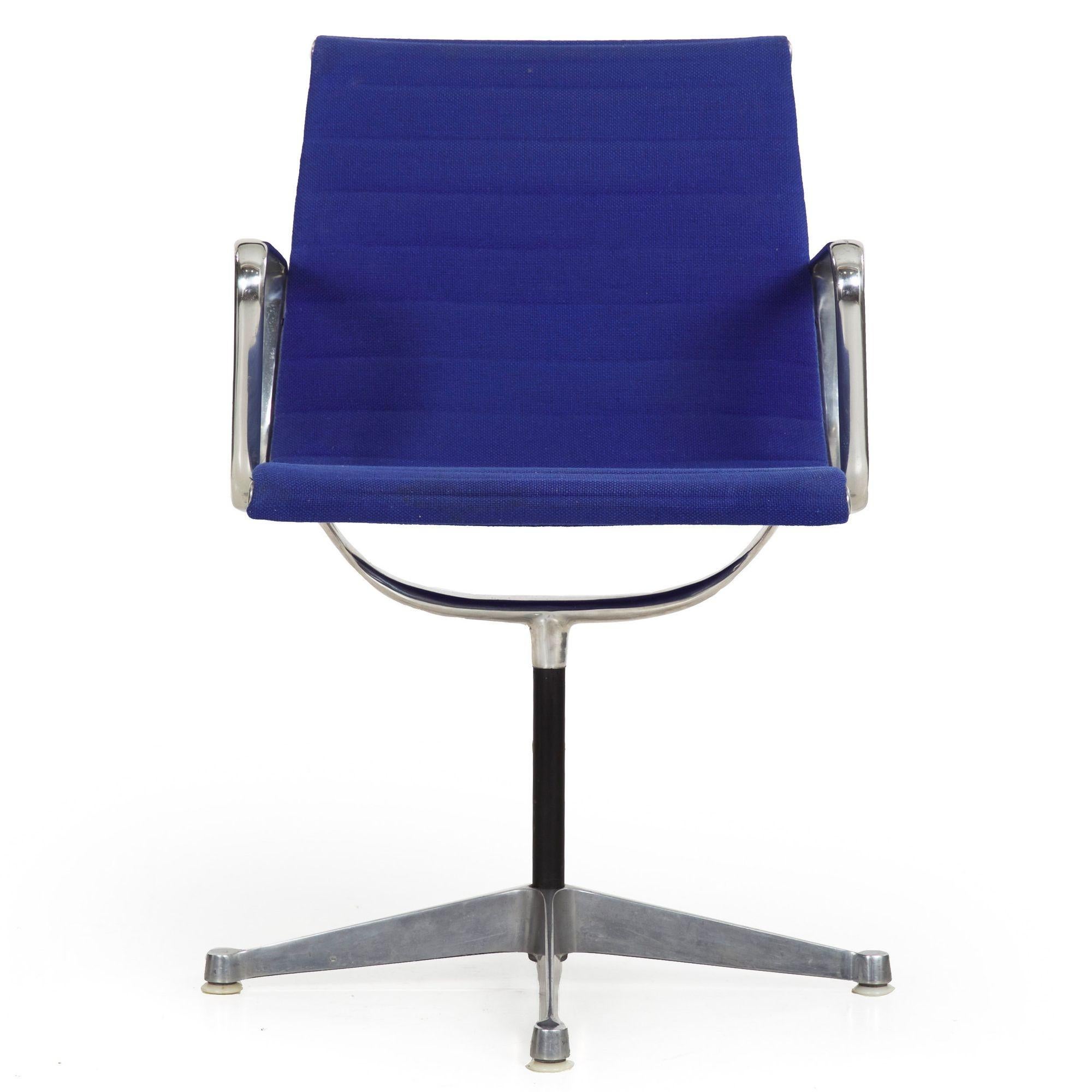 Chaise de bureau pivotante bleue vintage Charles & Ray Eames pour Herman Miller
Article # 705VFW20-1

Cette chaise de bureau pivotante conçue par Charles Eames et commercialisée par Herman Miller a été conçue avec le premier pied aplati et conserve