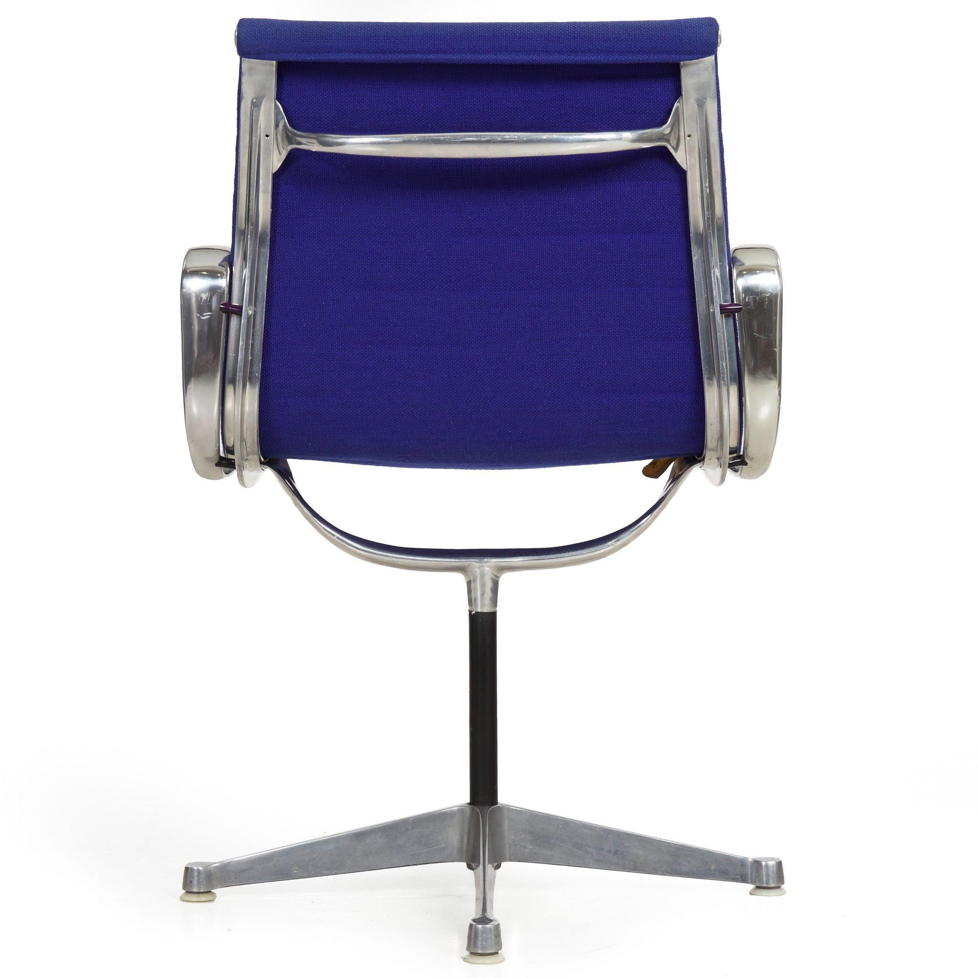 Mid-Century Modern Chaise de bureau pivotante bleue vintage Charles & Ray Eames pour Herman Miller en vente