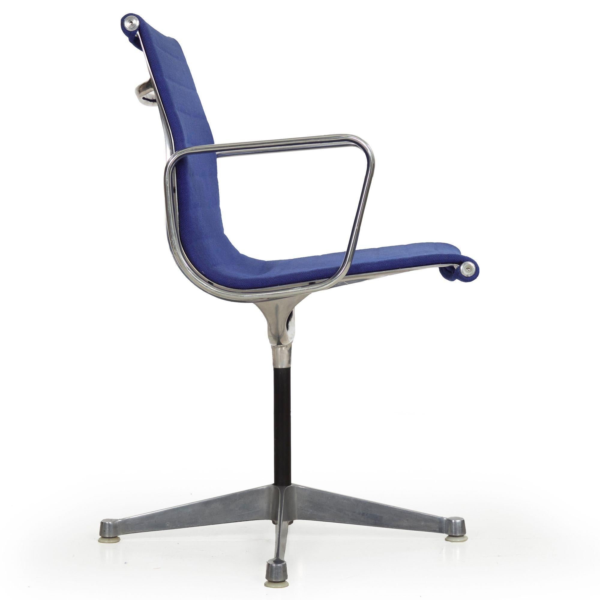 Américain Chaise de bureau pivotante bleue vintage Charles & Ray Eames pour Herman Miller en vente