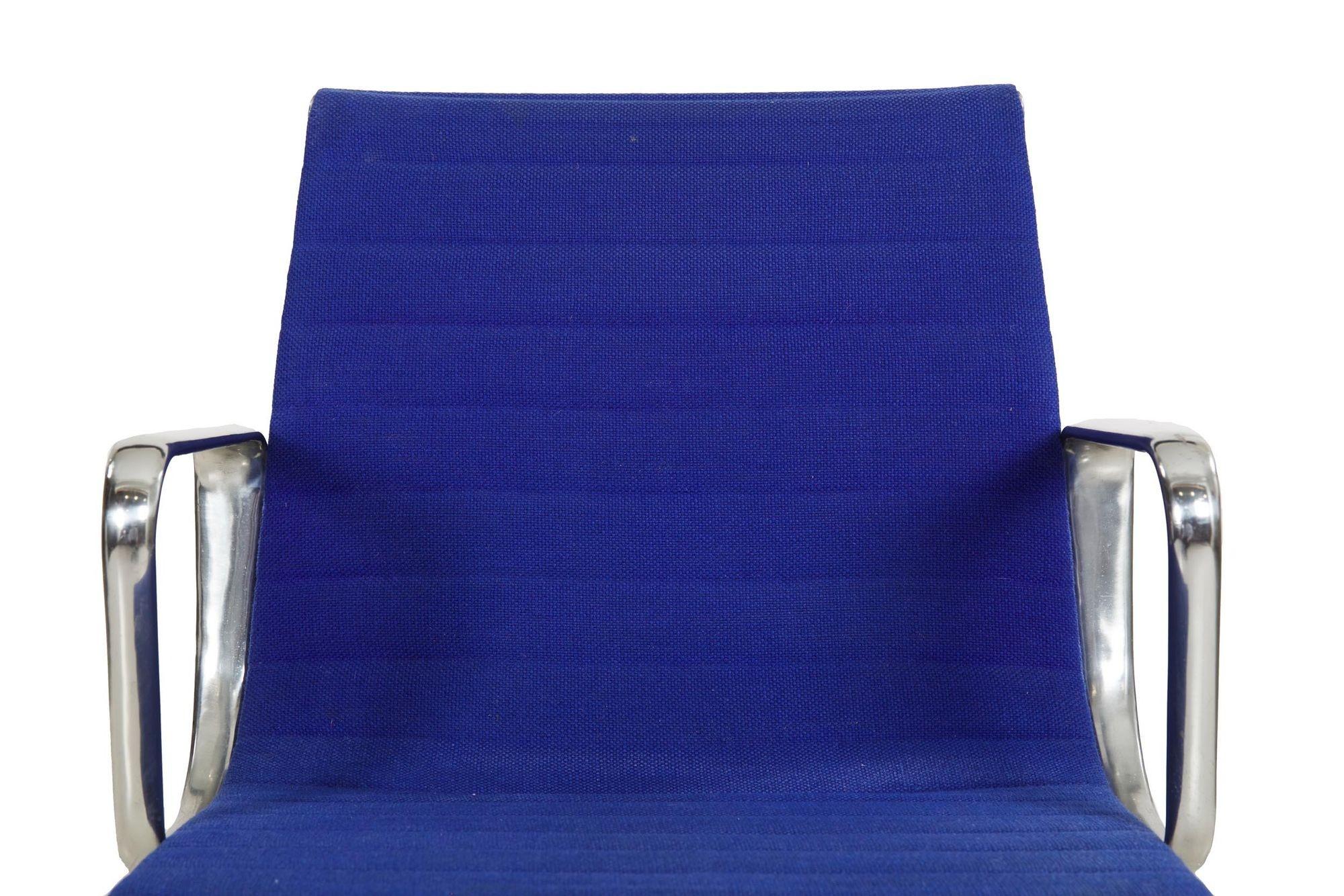 Chaise de bureau pivotante bleue vintage Charles & Ray Eames pour Herman Miller Bon état - En vente à Shippensburg, PA