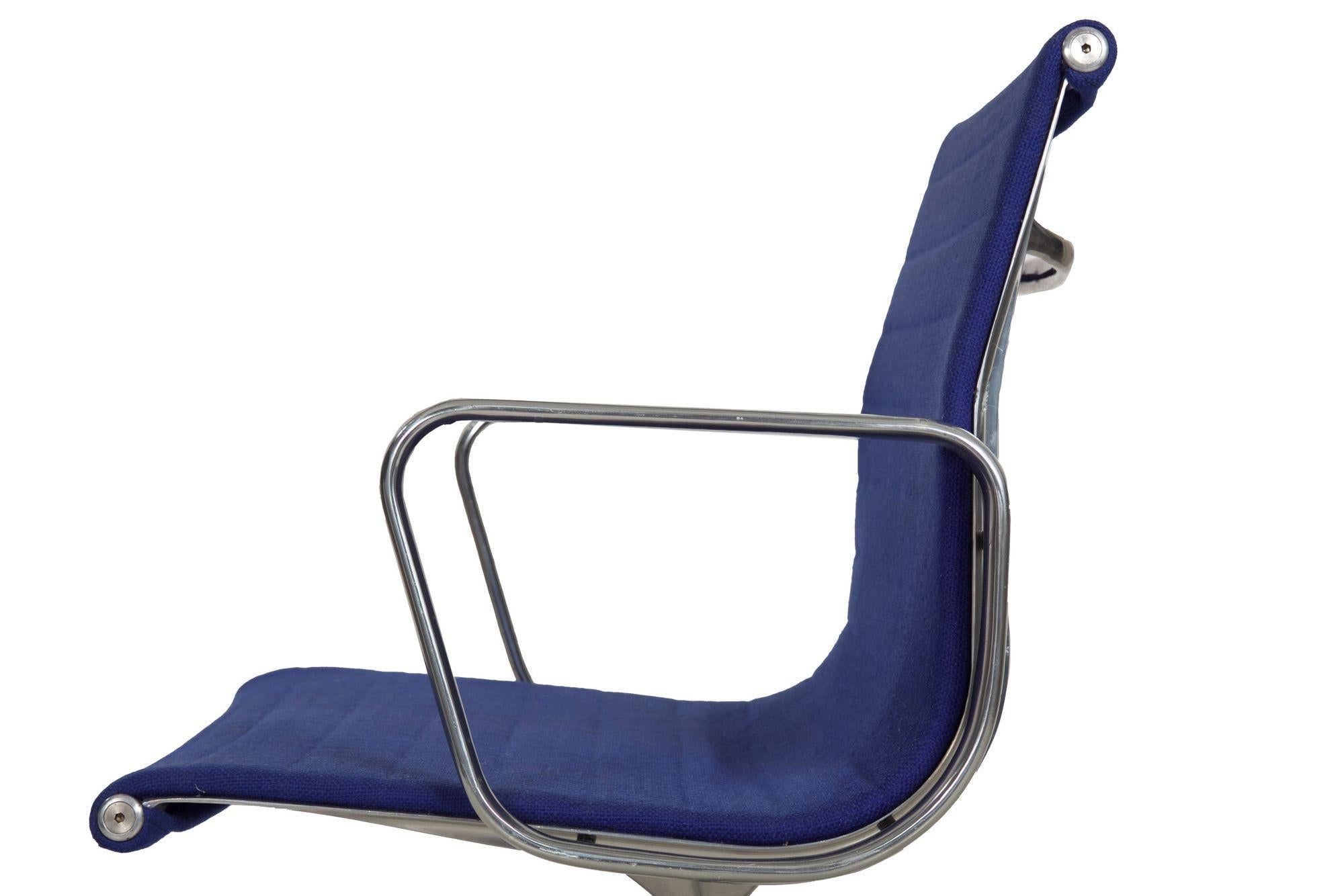 Aluminium Chaise de bureau pivotante bleue vintage Charles & Ray Eames pour Herman Miller en vente