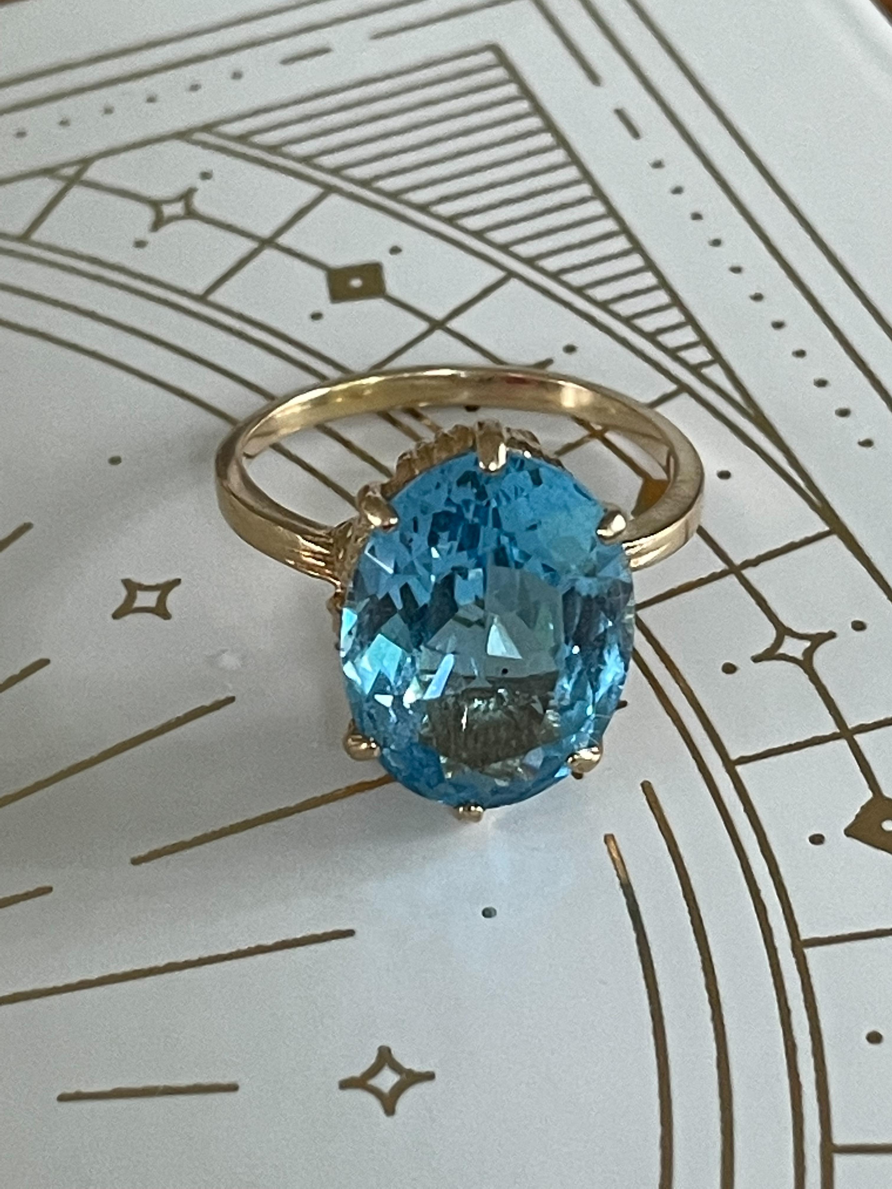 Vintage Blue Topaz 14 Karat Yellow Gold Ring In Excellent Condition For Sale In St. Louis Park, MN