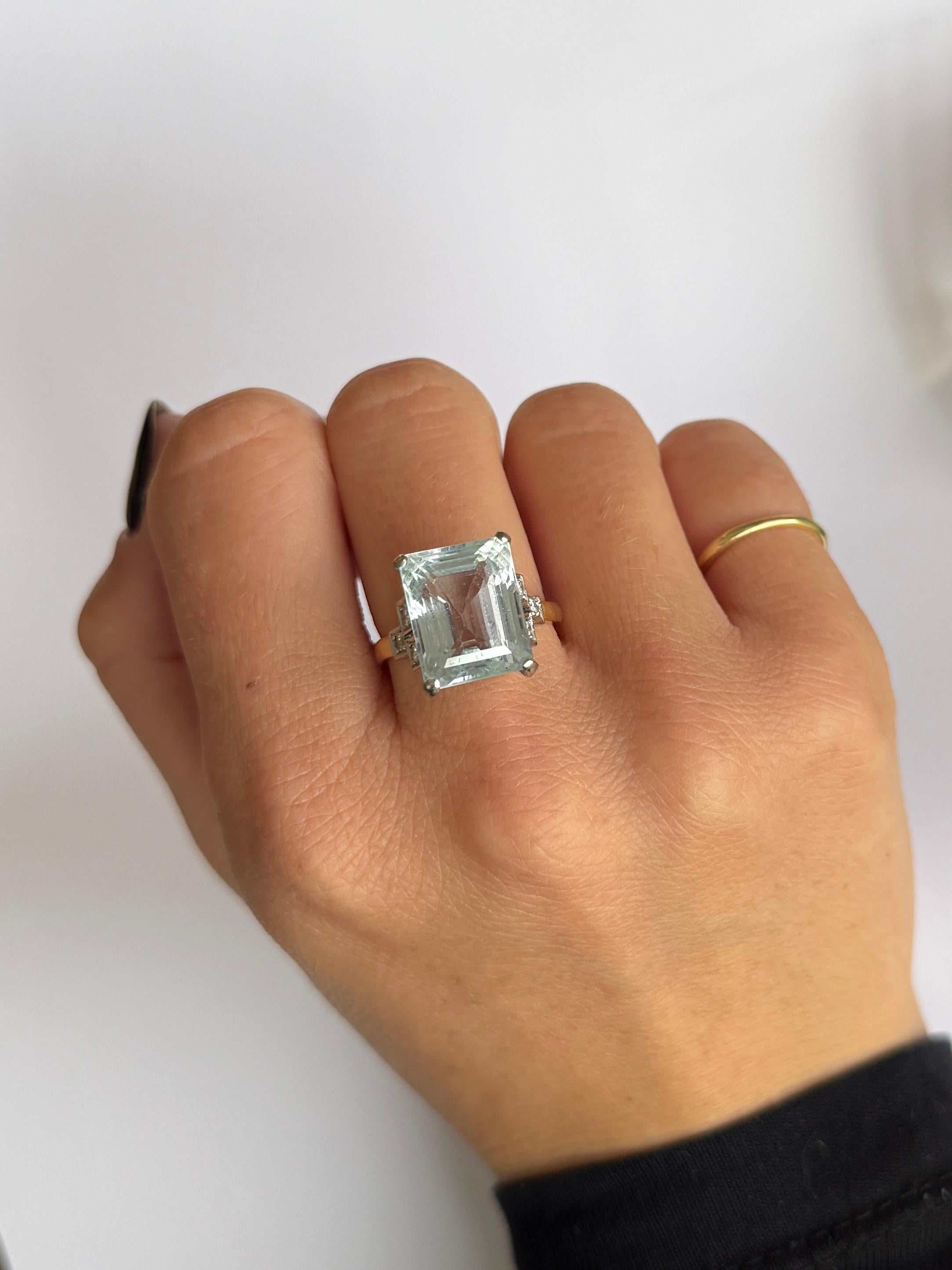 Taglio smeraldo Vintage Blue Topaz and Diamond 18 Carat Gold Ring in vendita