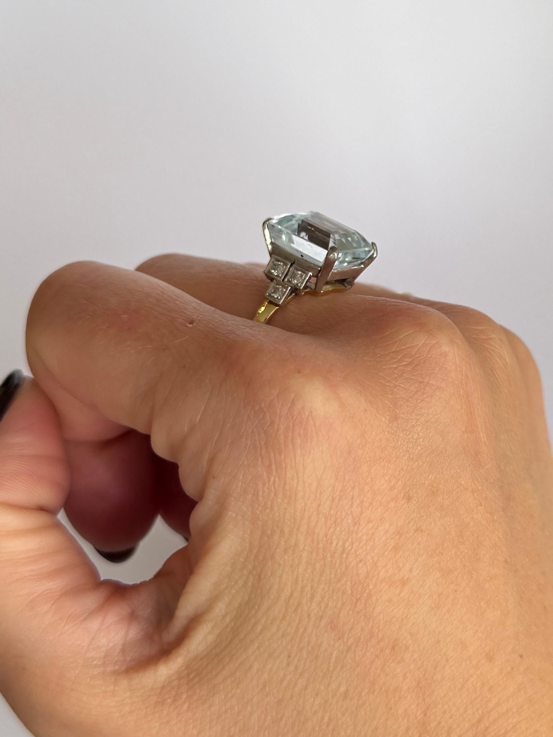 Vintage Blue Topaz and Diamond 18 Carat Gold Ring In condizioni buone in vendita a Chipping Campden, GB