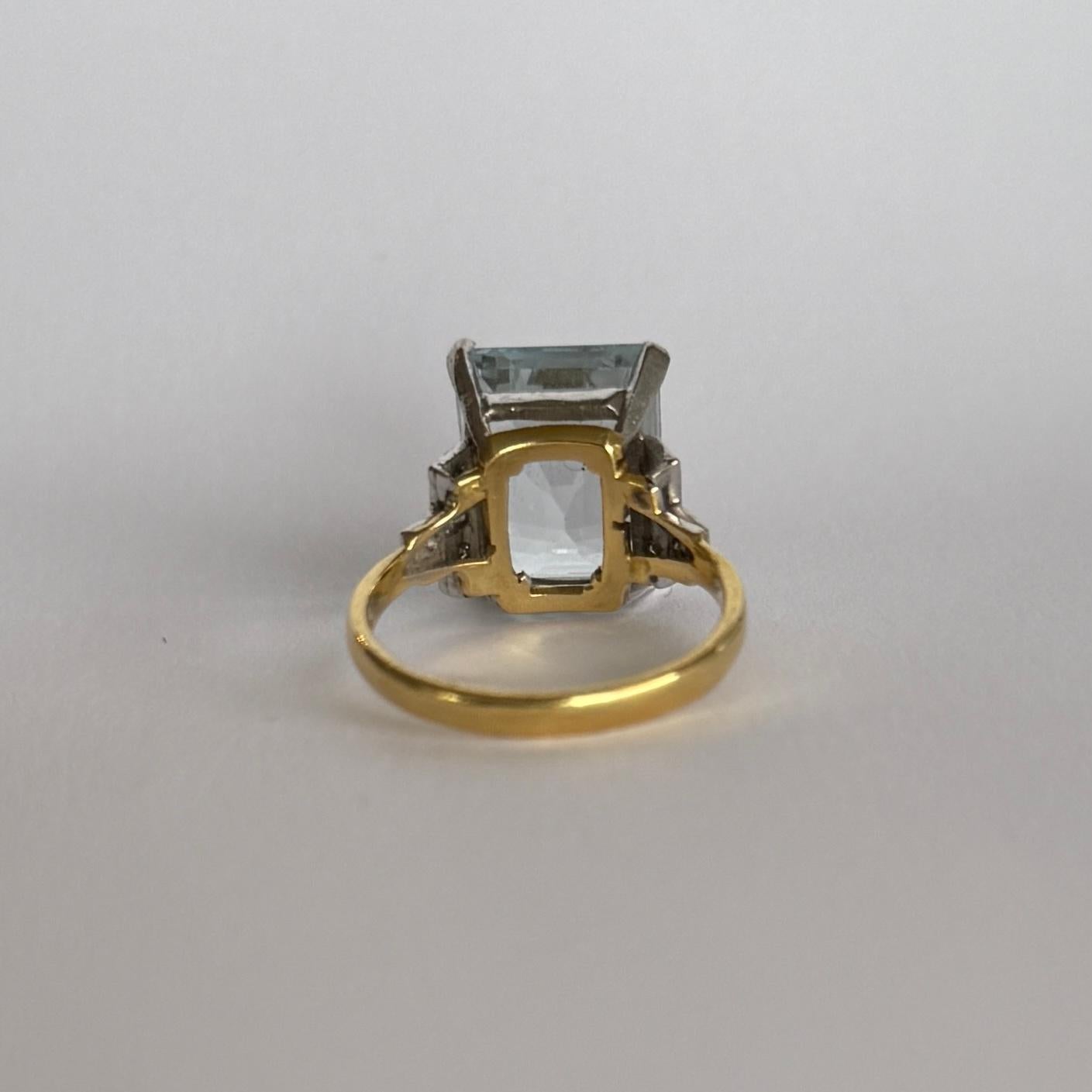 Donna Vintage Blue Topaz and Diamond 18 Carat Gold Ring in vendita