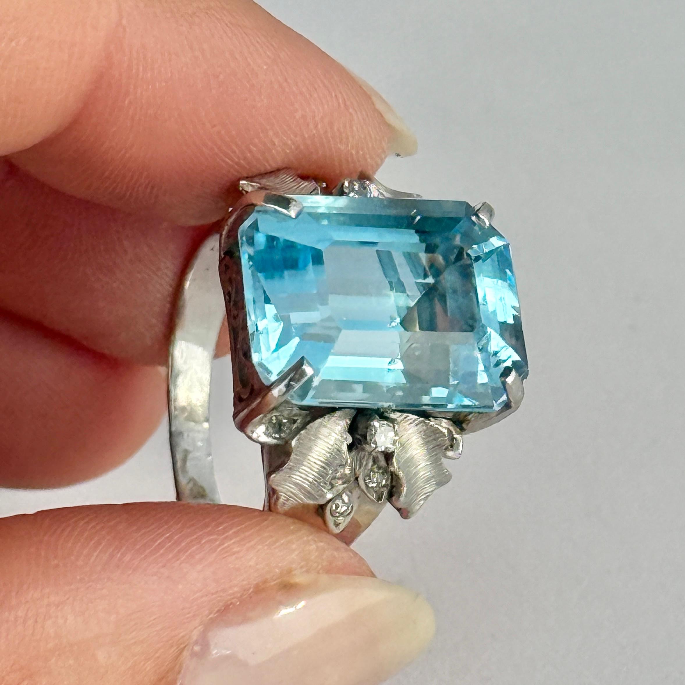 Vintage Blue Topaz and Diamond 9 Carat White Gold Ring In Good Condition For Sale In Chipping Campden, GB