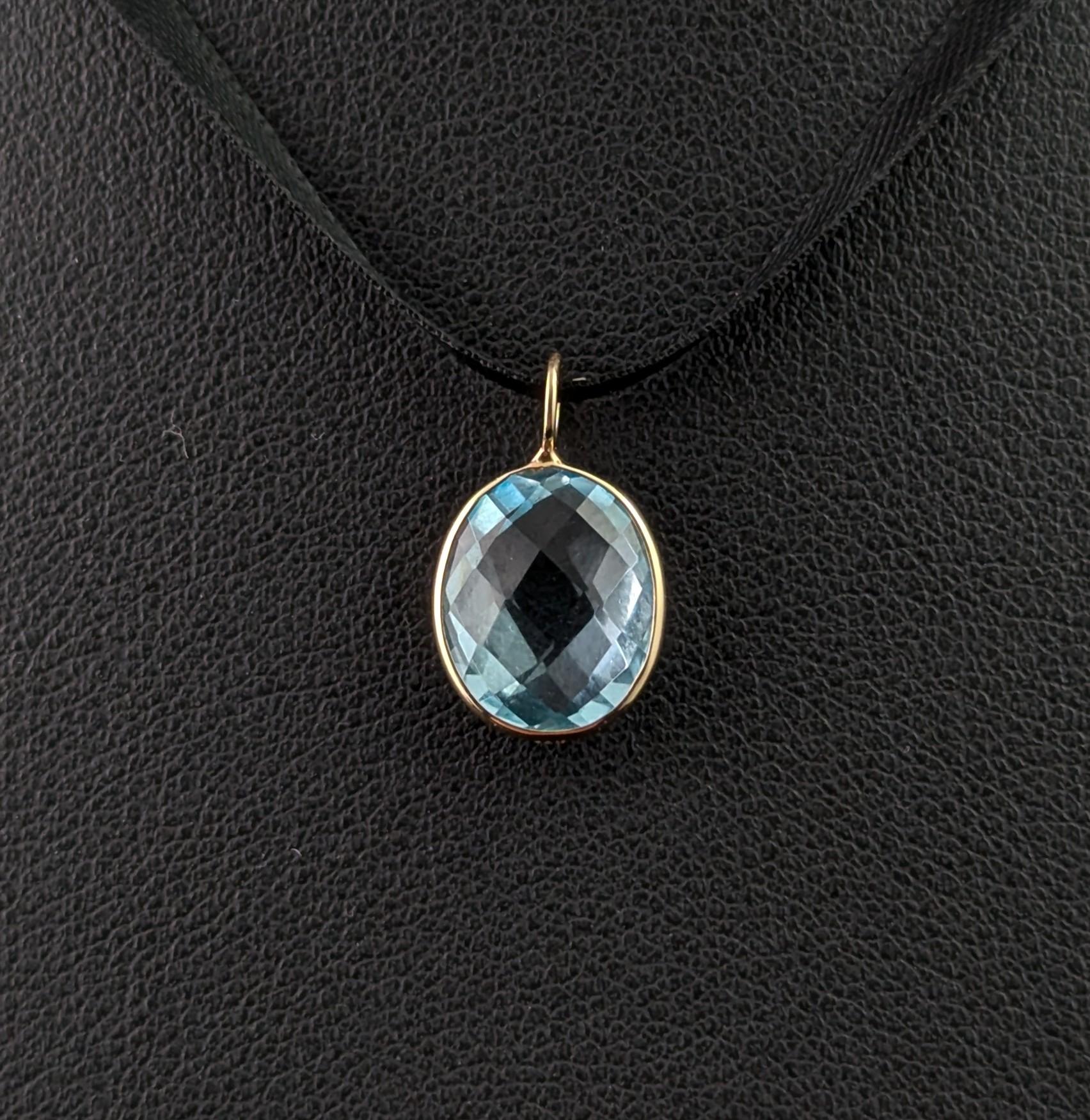 A sweet and pretty vintage Blue Topaz pendant.

This cute little pendant looks perfect hung from a fine link chain for understated elegance or stacked with other small pendants and charms.

It features a wonderful rich sky blue Topaz in an oval