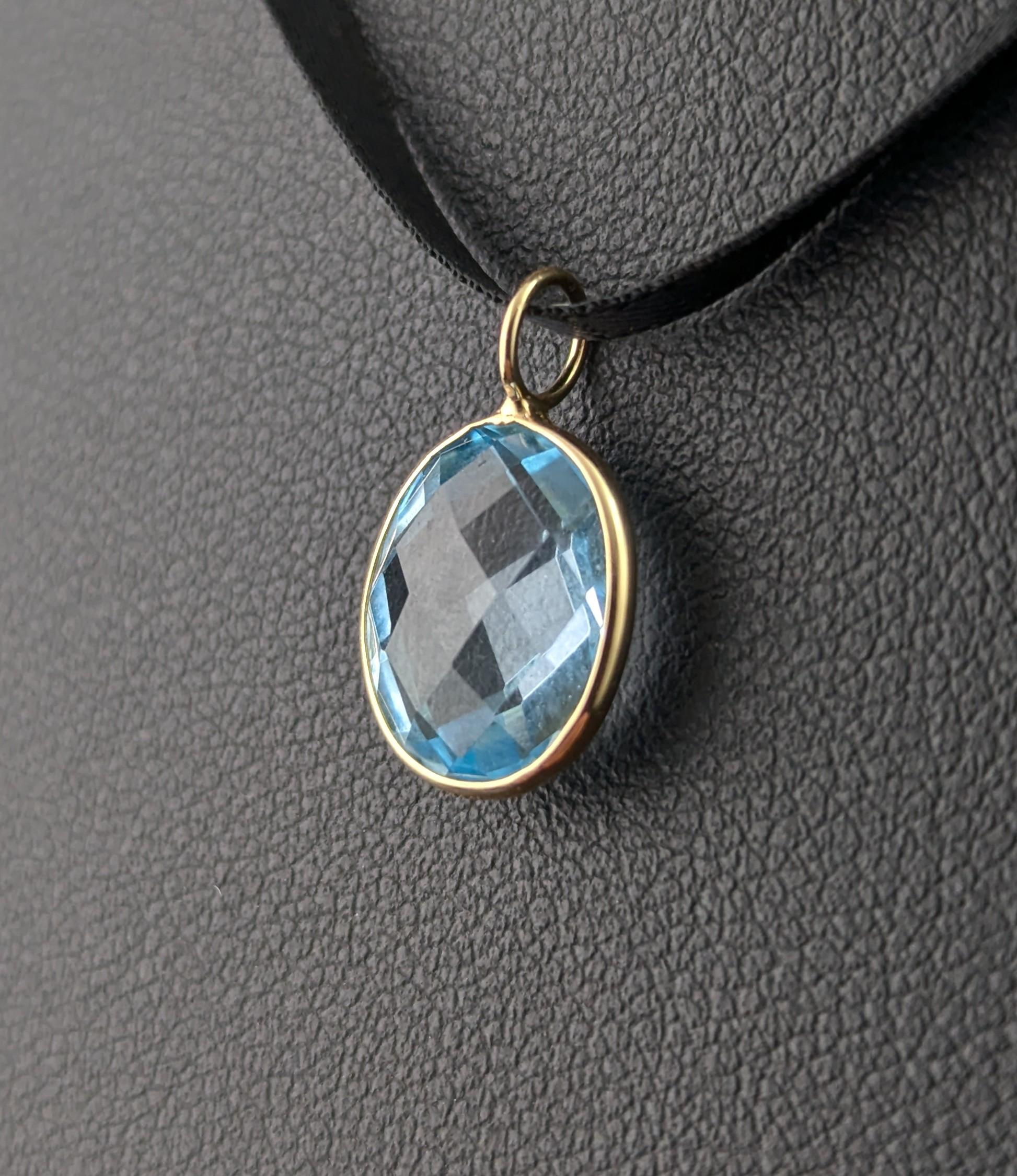 Retro Vintage Blue Topaz pendant, 14k yellow gold For Sale