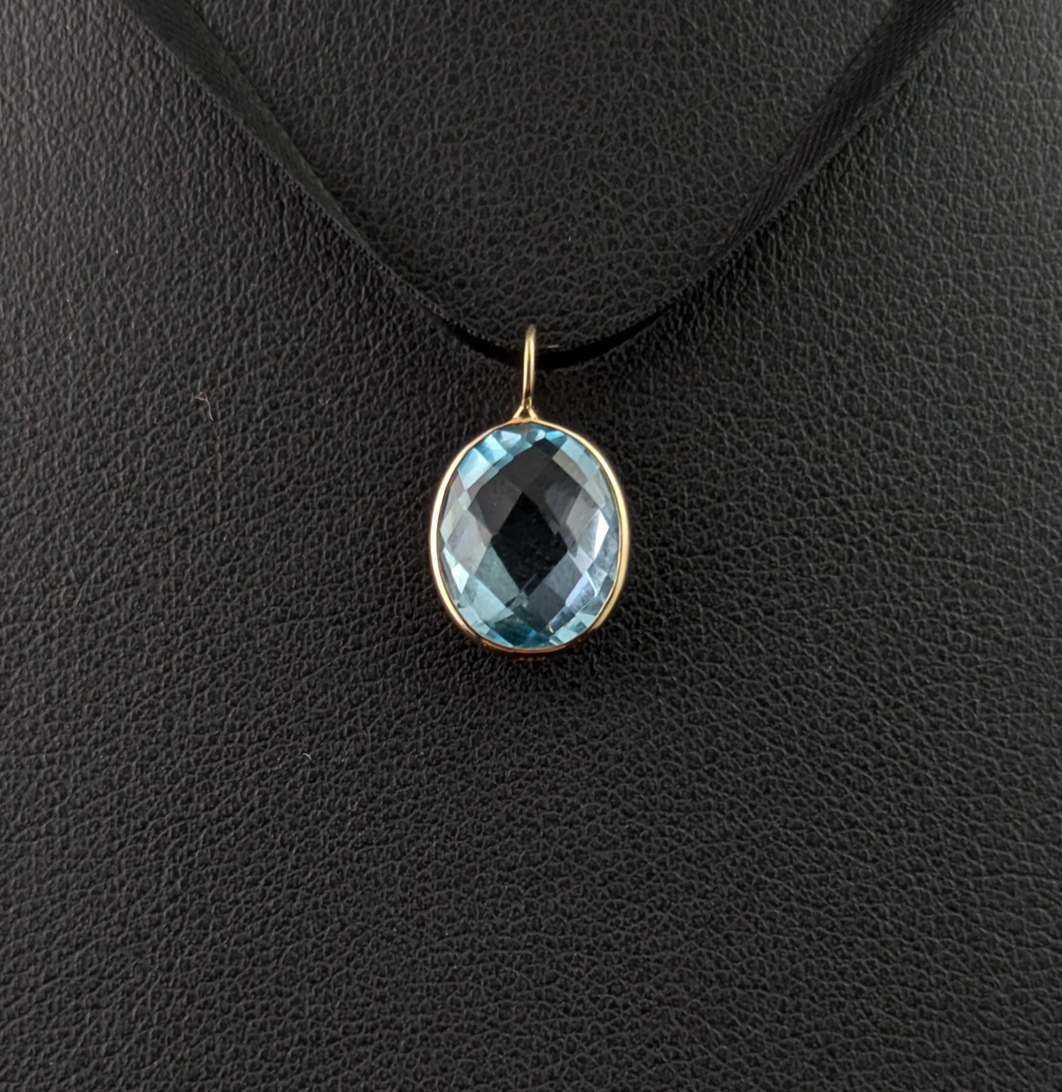 Vintage Blue Topaz pendant, 14k yellow gold In Good Condition For Sale In NEWARK, GB